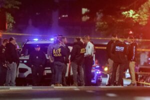 Agentes de policía en el lugar donde dos personas fueron asesinadas a tiros cerca del Museo Judío Capital en Washington, D.C. EFE/EPA/WILL OLIVER