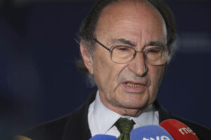 El presiente del jurado del Premio Princesa de Asturias de Ciencias Sociales 2025, Emilio Lamo de Espinosa, atiende a los medios este martes en Oviedo, antes de iniciar las deliberaciones de un galardón al que optan cuarenta candidaturas de quince nacionalidades, y que se fallará mañana miércoles. EFE/ J.L.Cereijido