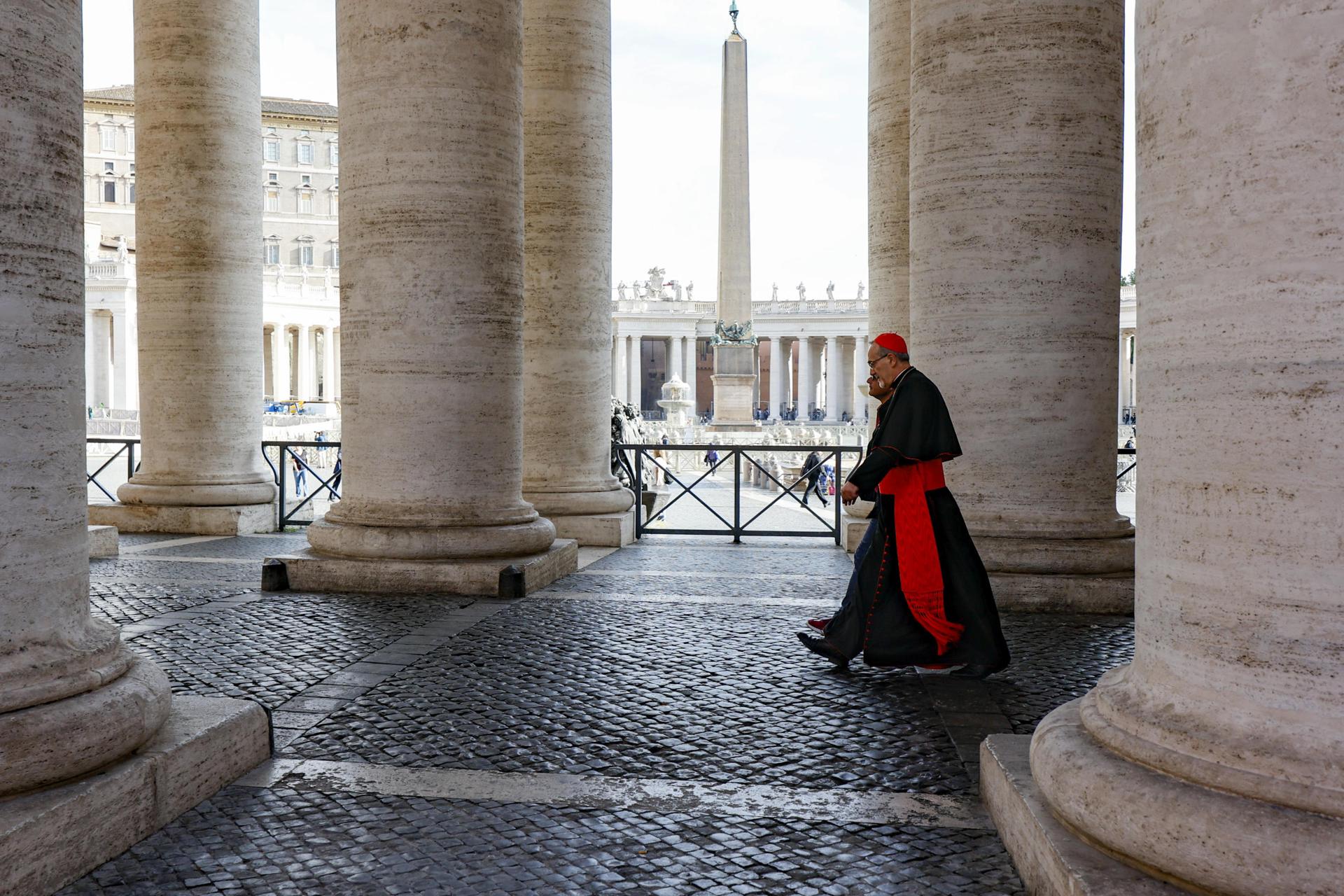 El cardenal Pierbattista Pizzaballa llega este martes a la reunión de la congregación general de cardenales, en la Ciudad del Vaticano.EFE/EPA/FABIO FRUSTACI