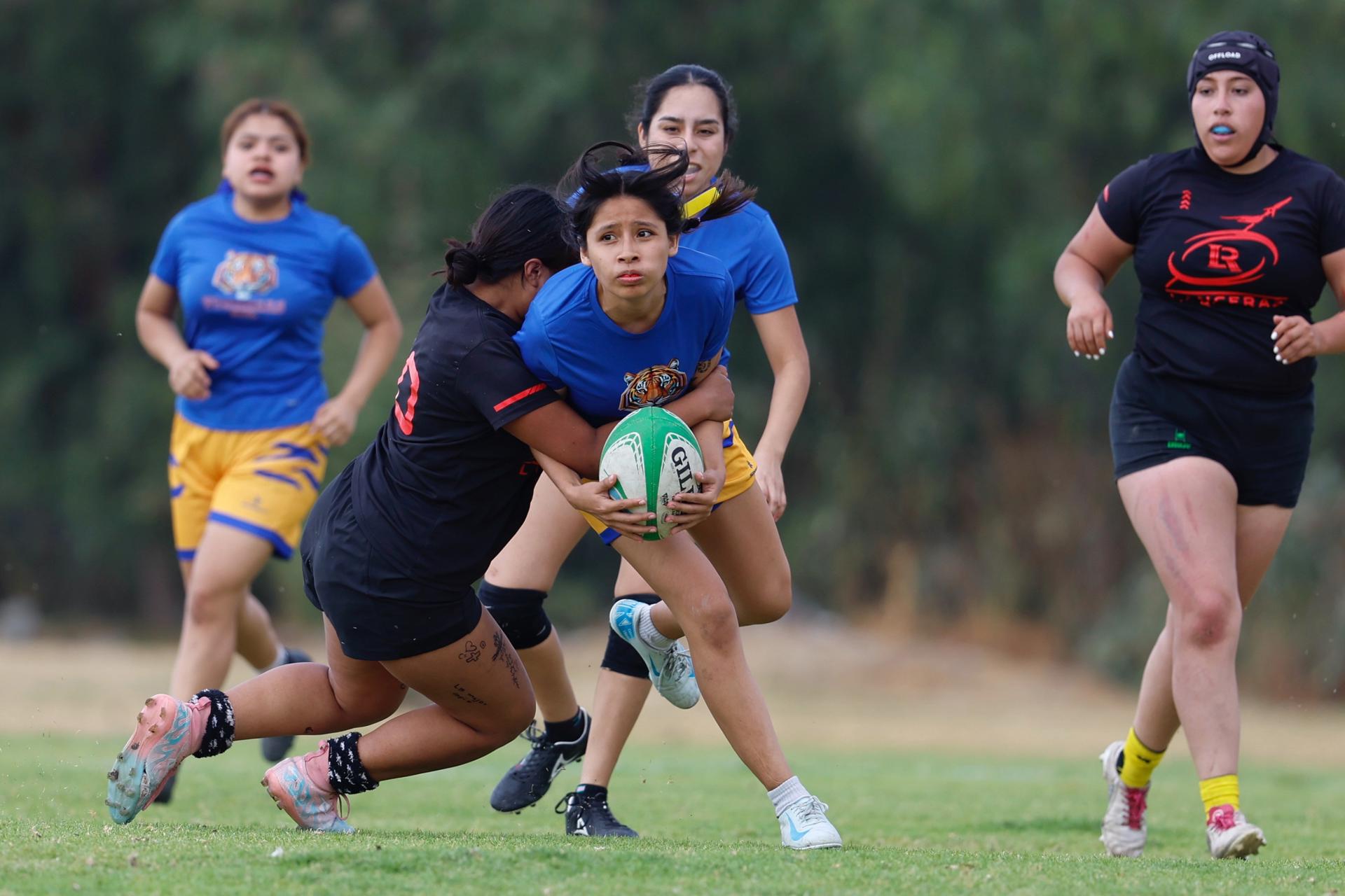 Fotografía de jugadoras de Tigresas y Lanceras participando en el Torneo Interuniversitario de Iberdrola México-DestElla en Ciudad de México (México). EFE/ Sáshenka Gutiérrez