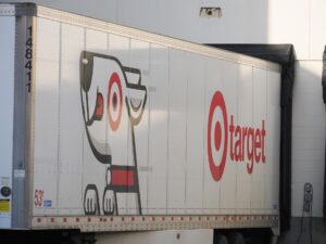 Un camión de envío de Target en la plataforma de carga en una tienda en San Leandro, California, EE. UU., en una fotografía de archivo. EFE/JOHN G. MABANGLO