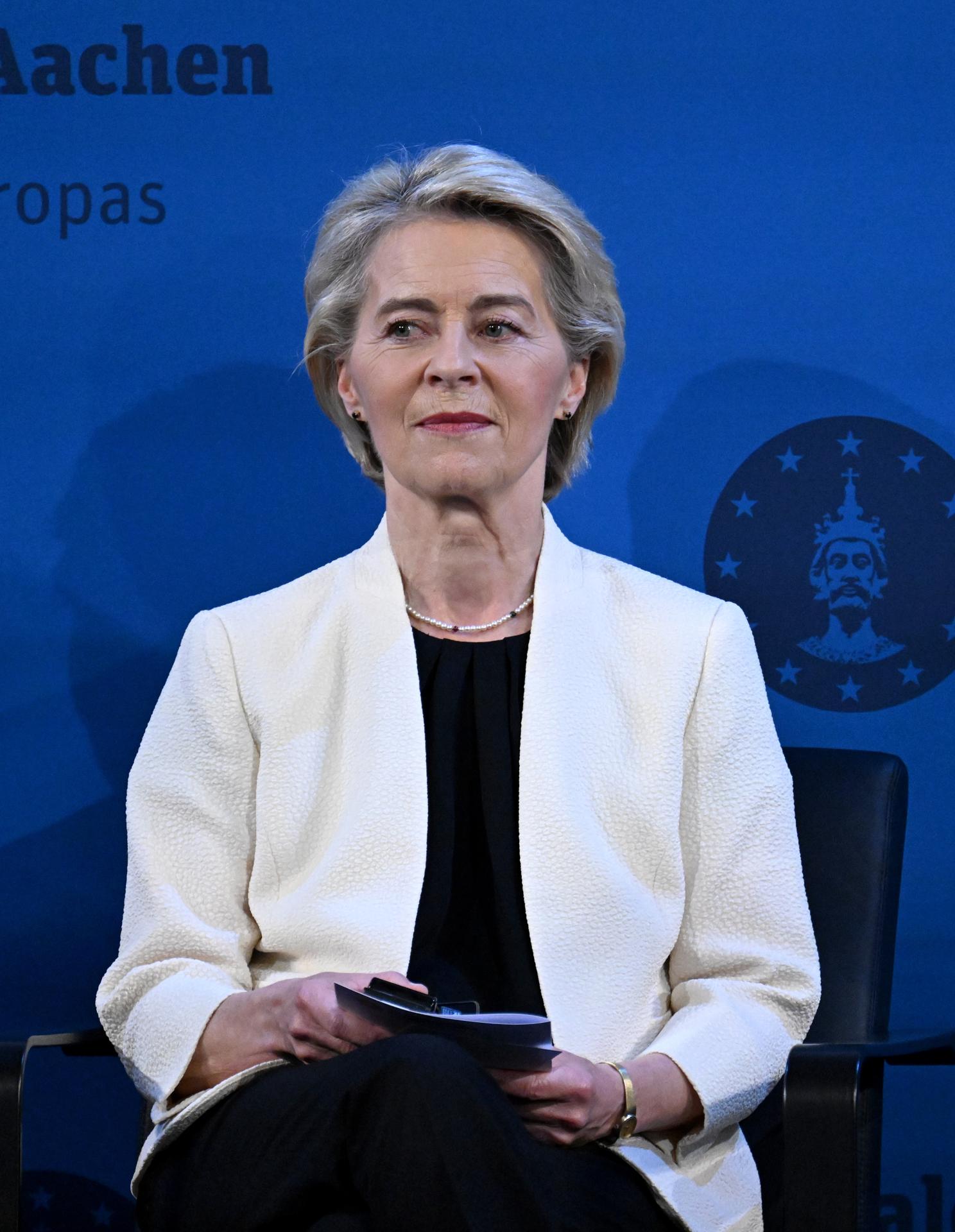 La presidenta de la Comisión Europea, Ursula Von der Leyen, asiste a la ceremonia del Premio Carlomagno Internacional (Karlspreis) 2025 en Aquisgrán, Alemania, el 29 de mayo de 2025. El Premio Carlomagno Internacional 2025 fue otorgado a la presidenta de la Comisión Europea, Ursula von der Leyen. EFE/EPA/FEDERICO GAMBARINI / POOL