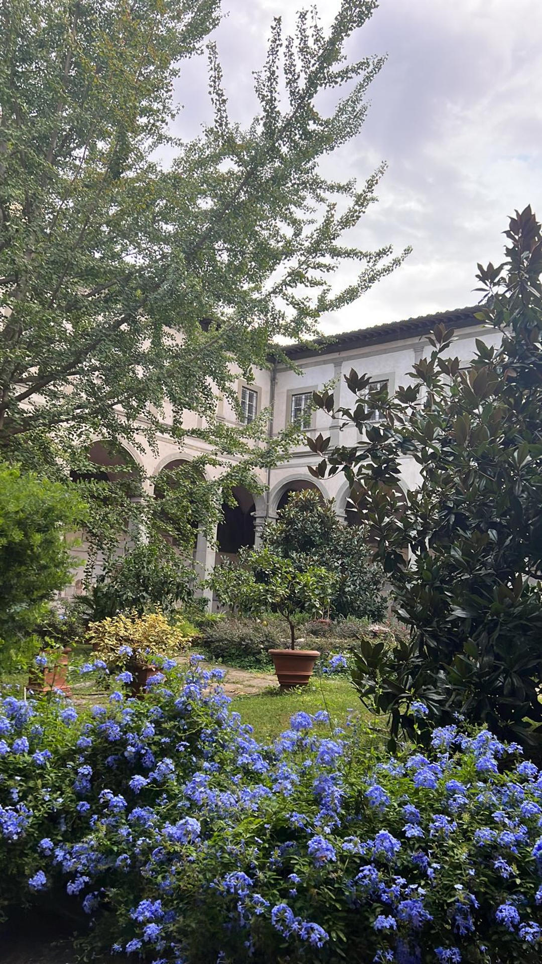 Uno de los claustros de la basílica del Santo Spirito de Florencia que los frailes agustinos intentan evitar que sea convertido en un hotel de lujo para lo que han emprendido una batalla y, para esta misión, cuentan con el apoyo de los vecinos y hasta del nuevo papa León XIV, que solía visitarles antes de su elección. EFE/ Orden de San Agustín de Florencia // SOLO USO EDITORIAL/SOLO DISPONIBLE PARA ILUSTRAR LA NOTICIA QUE ACOMPAÑA (CRÉDITO OBLIGATORIO)