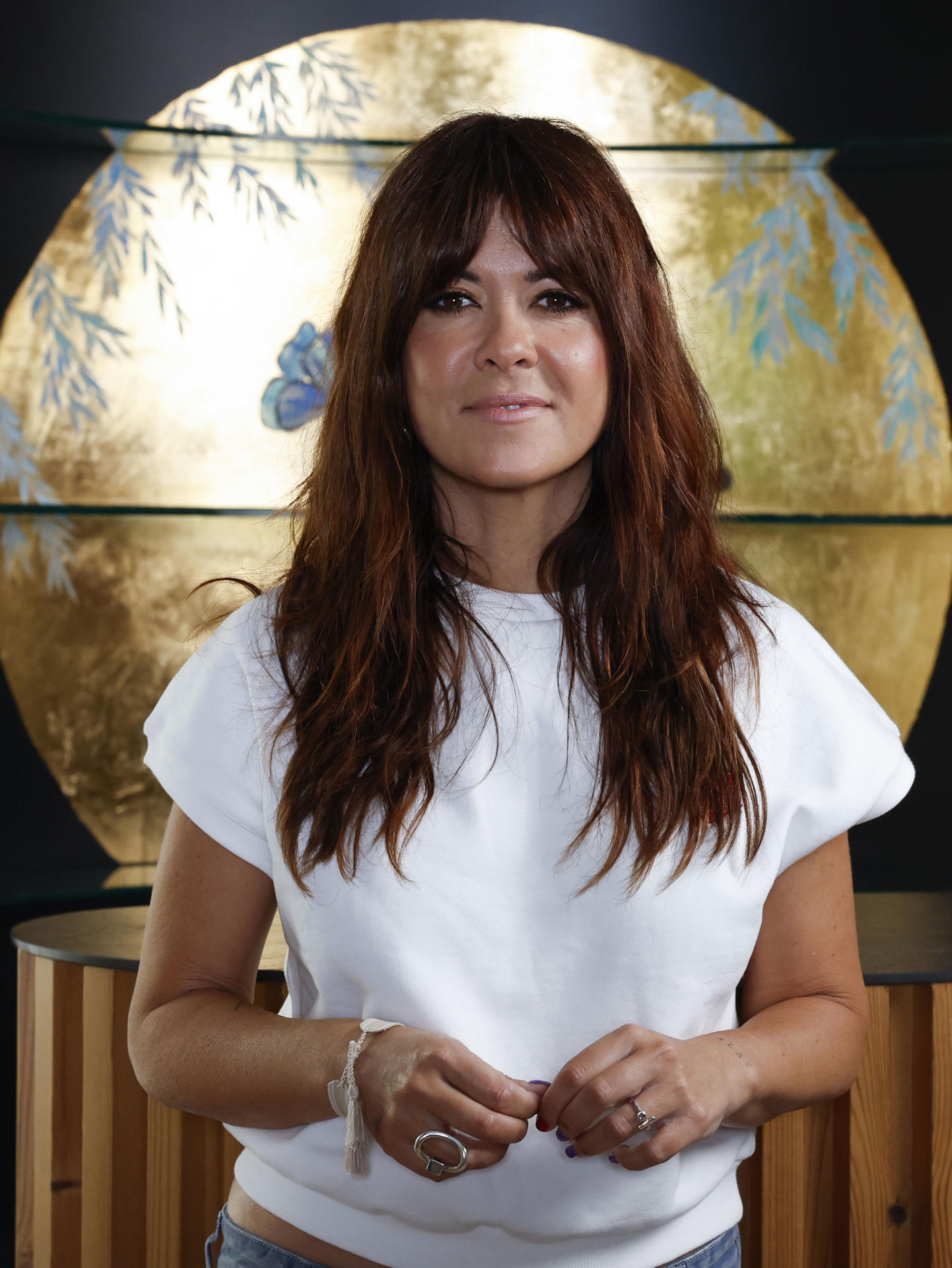 Vanesa Martín estrena casa, literal y metafóricamente, pues, ante la "necesidad de salir de una línea editorial" que ya le iba "aburriendo", lanza con otra discográfica un álbum "libre" que se ha atrevido a decorar con texturas como el "autotune", géneros como la bachata y un retrato de Chavela Vargas en lugar bien visible. "Es uno de mis referentes. Cuando le puse a Joaquín (Sabina) este disco y sonó 'No supimos querer', se sonrió y me dijo: '¡Qué pena que no la hayas conocido en persona! Probablemente se hubiera enamorado de ti y hubierais sido grandes amigas'", recuerda la compositora e intérprete malagueña con orgullo en una entrevista con EFE.El tema en cuestión forma parte de su noveno álbum, 'Casa Mía', que ve la luz este viernes. EFE/JJ GUILLEN