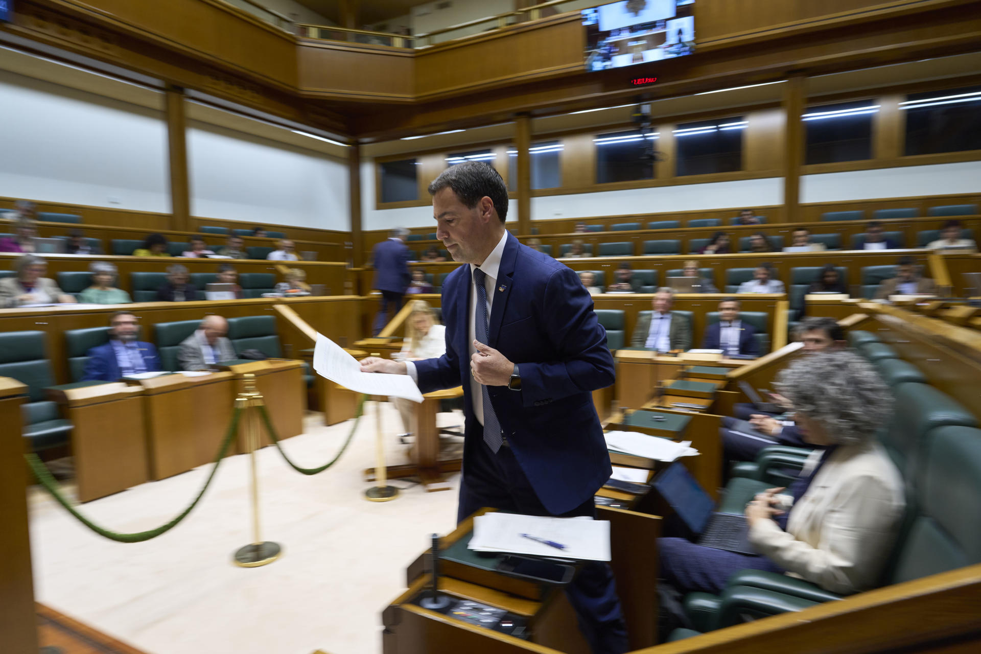 El Lehendakari Imanol Pradales en el pleno de control en la Cámara Vasca, donde ha acusado este viernes a Vox generar "crispación y malestar" tras el apagón eléctrico del 28 de abril porque cree que no le interesa conocer lo ocurrido y que su objetivo es "erosionar el sistema y atacar las energías renovables". EFE/ ADRIÁN RUIZ HIERRO