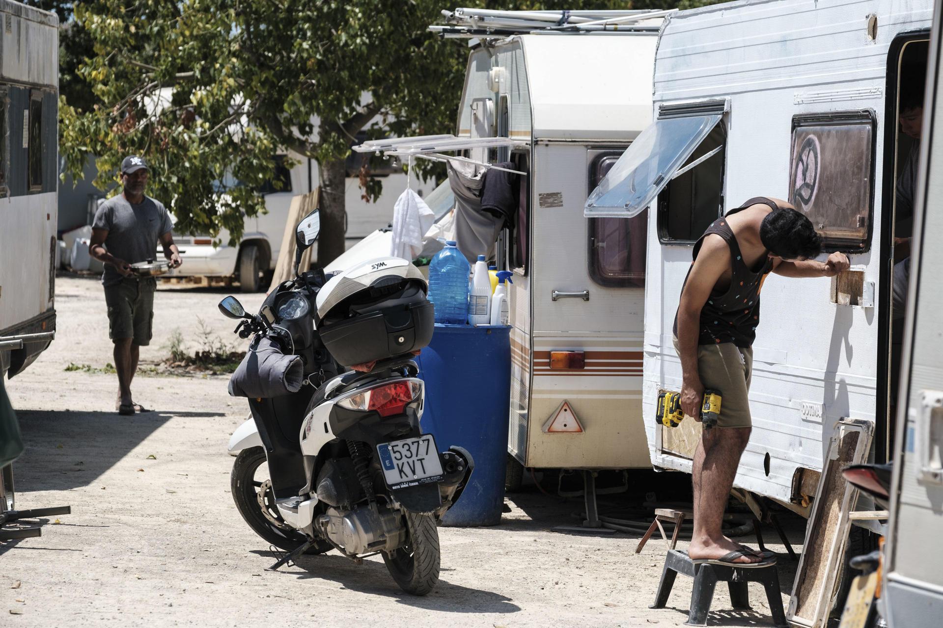 El Consell de Ibiza intenta poner coto a las chabolas y caravanas para que no se asienten en suelo rústico, los bosques y el litoral, mientras este tipo de poblados se multiplican en la periferia de la capital de la isla por el problema ya crónico de carestía de la vivienda. EFE/ Sergio G. Cañizares
