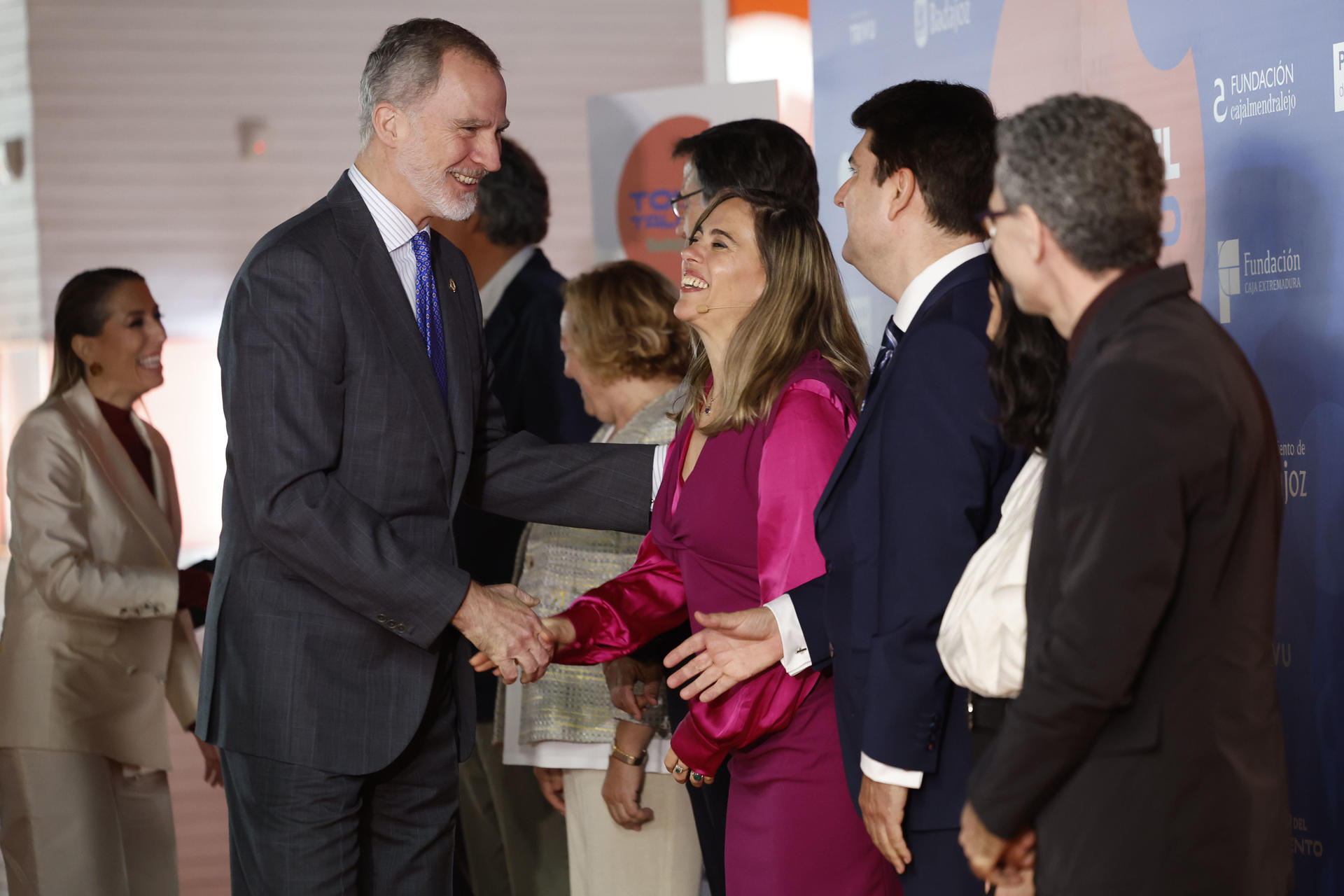 El rey Felipe VI (i) saluda a los ganadores de otras ediciones durante el Princesa de Girona Congress Fest y Tour del Talento celebrado este jueves en Badajoz que culminará con la proclamación del Premio Princesa de Girona en Investigación 2025. EFE/ Mariscal
