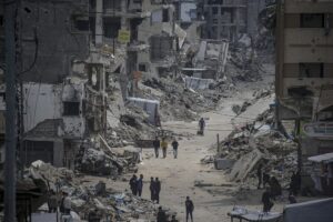 Palestinos internamente desplazados se desplazan por las calles del barrio de Al Shejaeya, al este de la ciudad de Gaza, el 12 de mayo de 2025. Más de 51.000 palestinos han muerto en la Franja de Gaza, según el Ministerio de Sanidad palestino, desde que Israel lanzó una campaña militar en la franja en respuesta a un ataque transfronterizo liderado por el grupo militante palestino Hamás el 7 de octubre de 2023, en el que murieron unos 1.200 israelíes y más de 250 fueron tomados como rehenes. EFE/EPA/MOHAMMED SABER