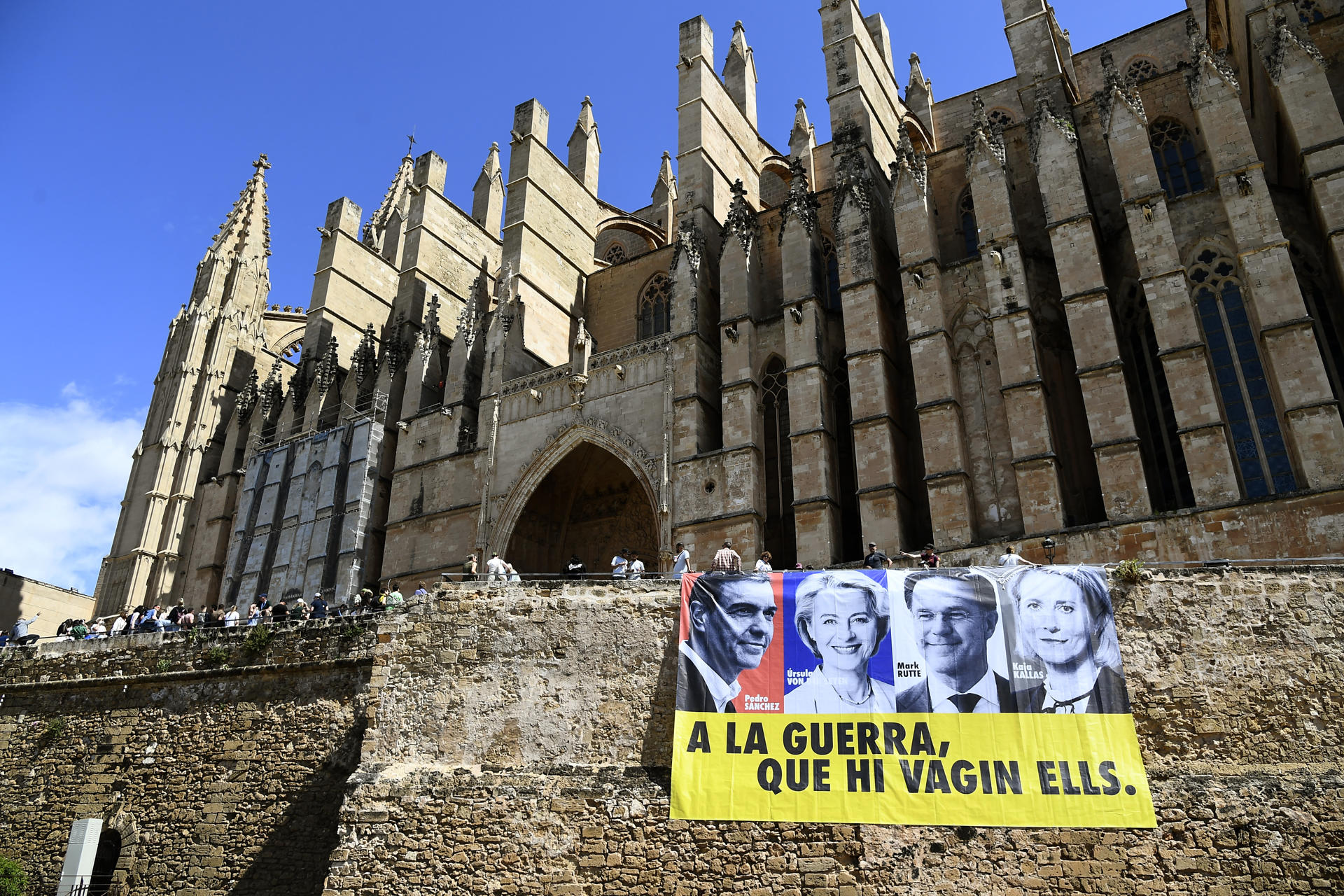Vista de la pancarta con el lema "A la guerra, que vayan ellos" frente a la catedra, de Palmal, donde la secretaria general de Podemos, Ione Belarra, hace declaraciones con motivo de su visita a Palma.EFE/ Miquel A. Borràs