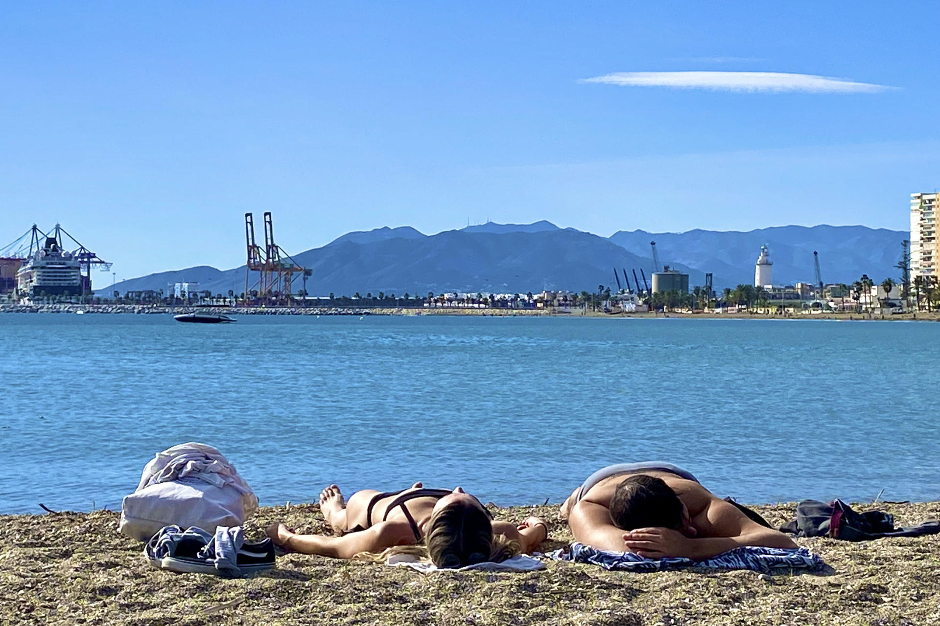 Imagen de archivo (12/01/2025) Varias personas disfrutan en bañador del buen tiempo en la playa de La Malagueta de Málaga.EFE/ María Alonso