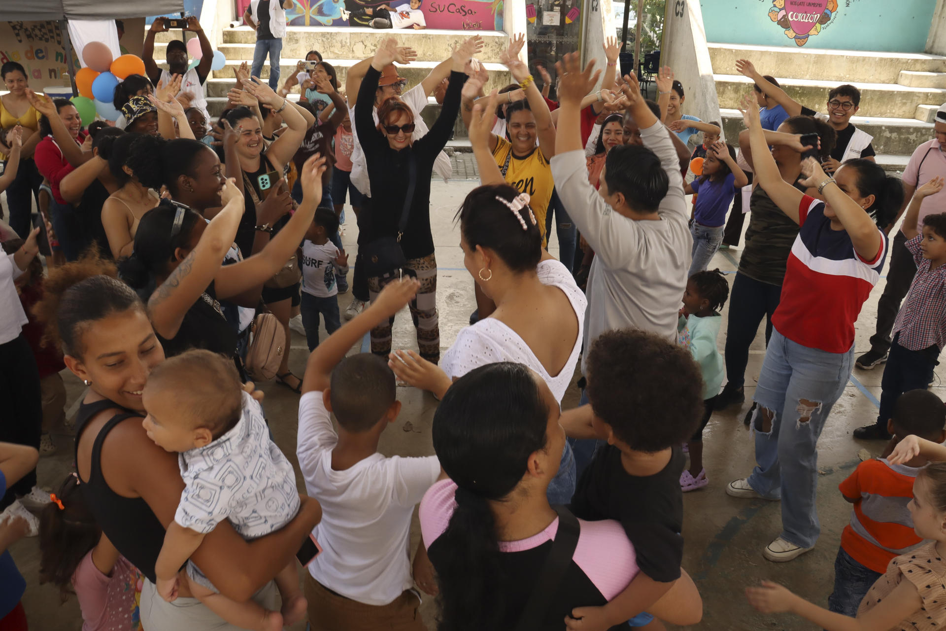 Niños juegan en actividades organizadas por la organización Médicos Sin Fronteras este miércoles, en una celebración del Día del Niño en el Centro de Desarrollo Comunitario en Tapachula (México). EFE/ Juan Manuel Blanco