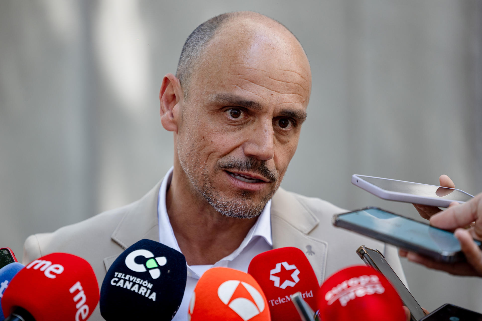 El viceconsejero de Presidencia canario, Alfonso Cabello, atiende a los medios durante su visita a Madrid este jueves. EFE/ Daniel González
