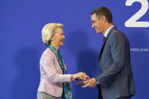 Imagen de archivo delEl presidente del Gobierno, Pedro Sánchez (d), y la presidenta de la Comisión Europea. Ursula von der Leyen. EFE/ Miguel Angel Molina