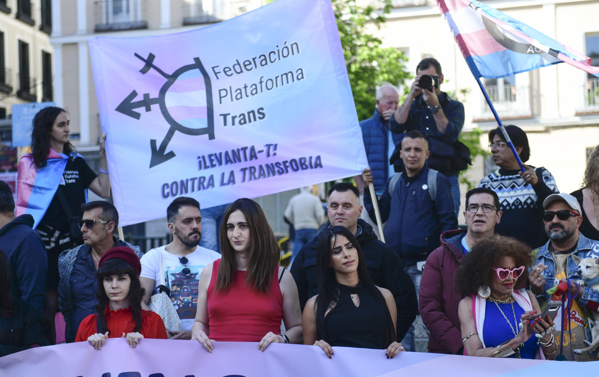Un momento de la concentración convocada hoy sábado por la Federación Plataforma Trans en la Plaza Pedro Zerolo de Madrid. EFE / Victor Lerena.