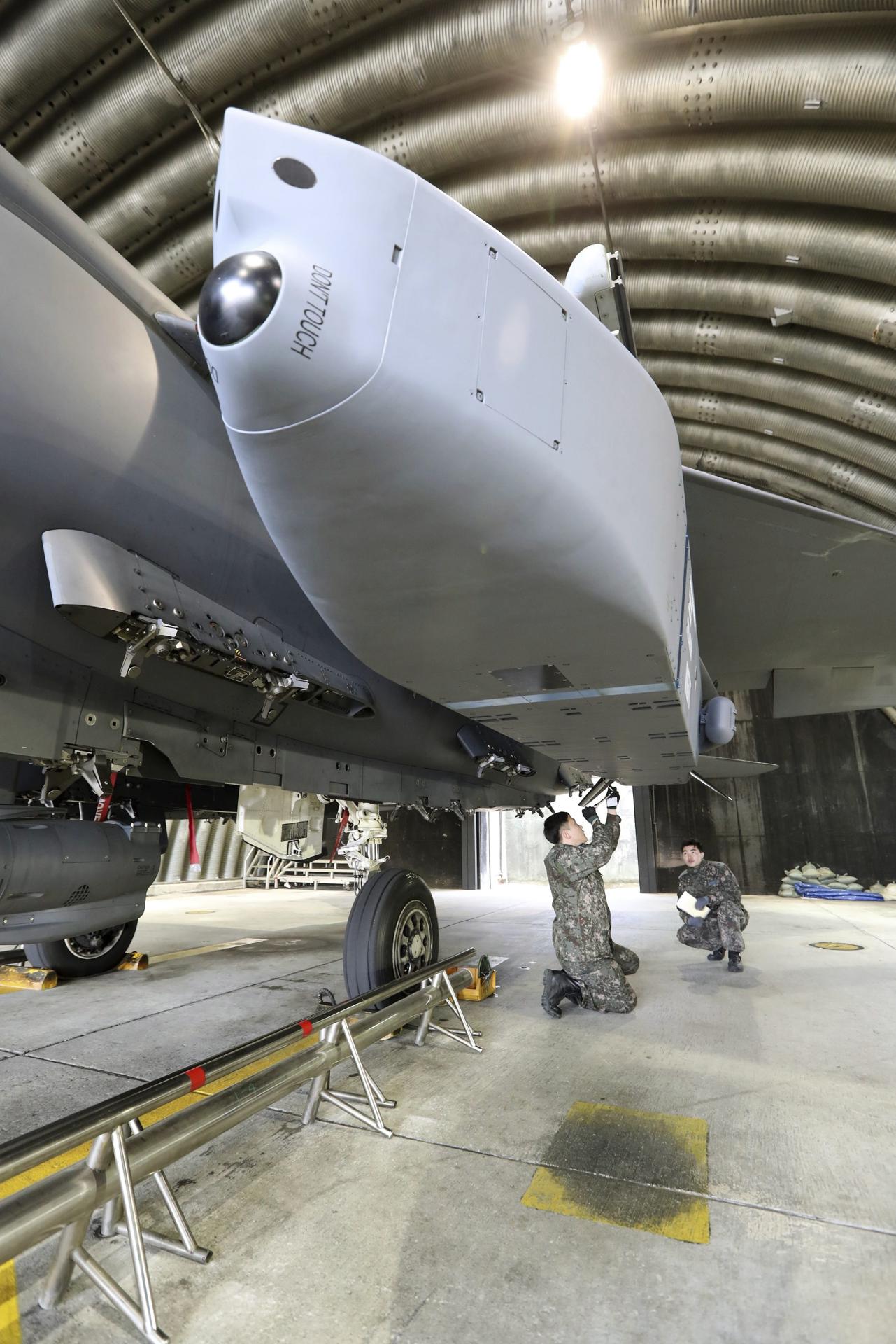 Foto archivo. Soldados instalan en un avión de combate F-15K un misil alemán Taurus. EFE/YONHAP PROHIBIDO SU USO EN COREA DEL SUR[PROHIBIDO SU USO EN COREA DEL SUR]