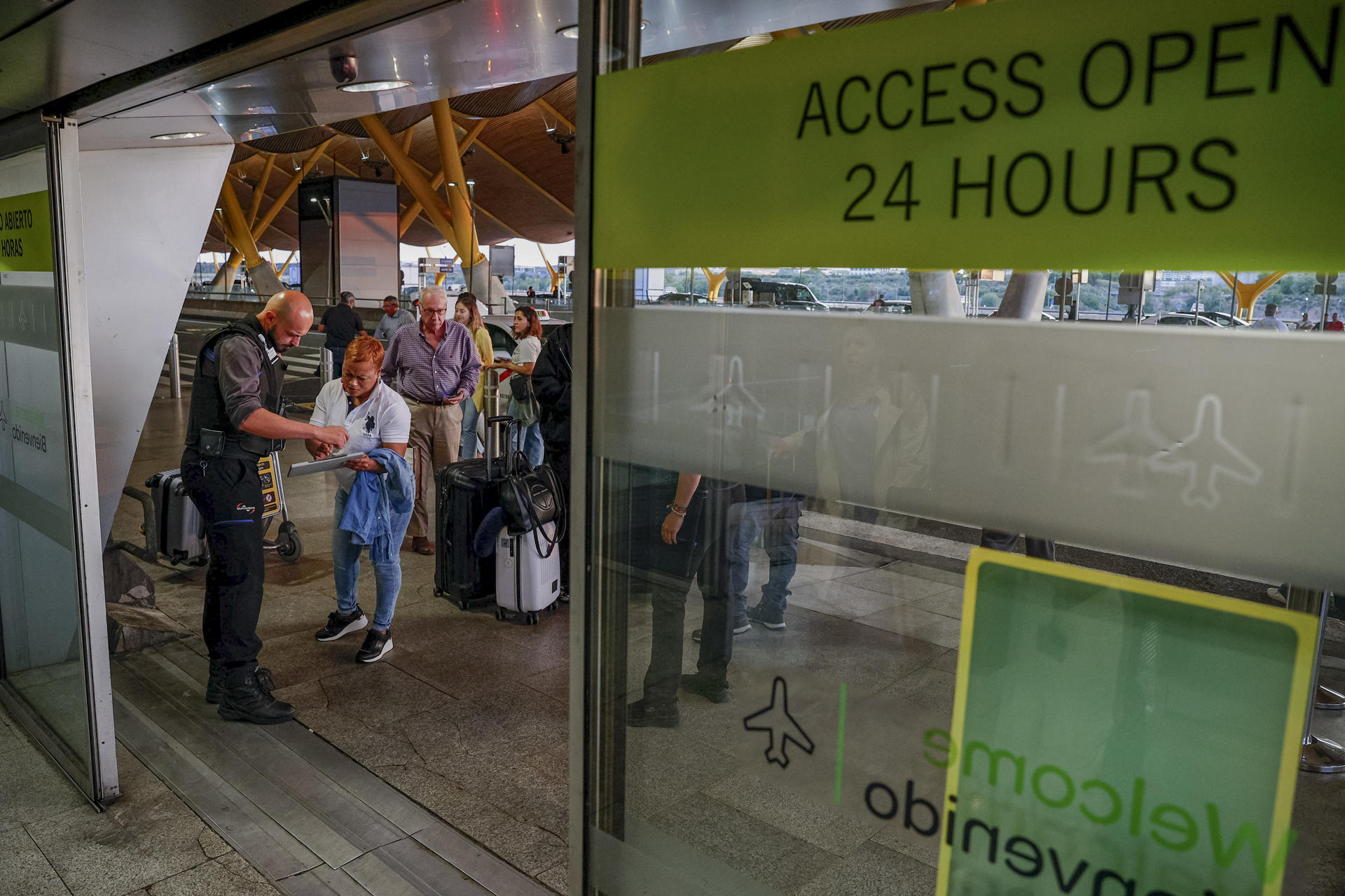 Aeropuertos Españoles y Navegación Aérea (Aena) ha comenzado a las nueve de la noche de este miércoles los controles de acceso al aeropuerto Adolfo Suárez Madrid-Barajas para evitar que se agrave la situación generada por la pernoctación de personas sin hogar en las terminales. EFE/Daniel González