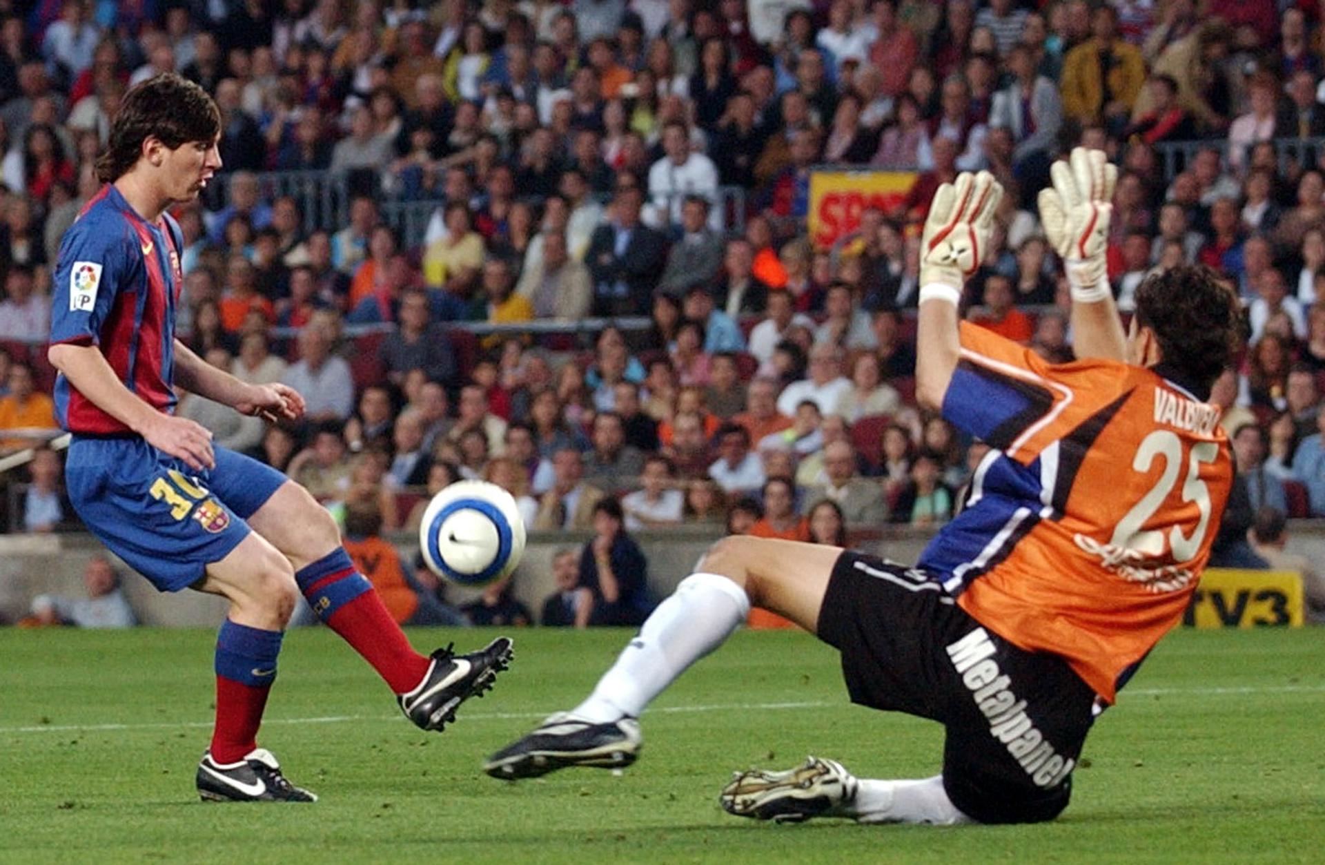 Fotografía de archivo del 01/05/05 del jugador del F.C. Barcelona Lionel Messi (i) anotando su primer gol con el equipo blaugrana. EFE/Albert Olive.