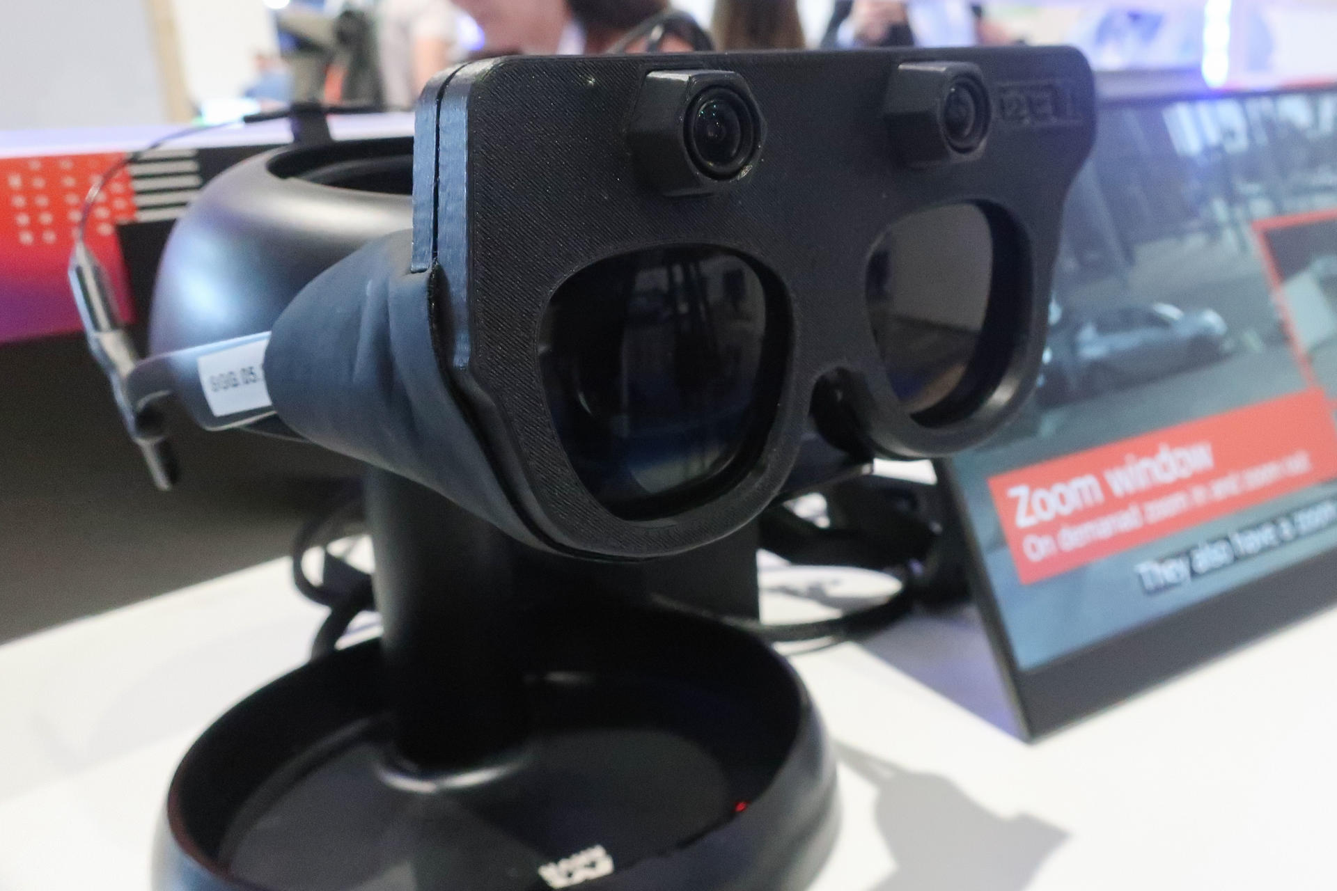 Expositor de la empresa española de gafas digitales "Biel Glasses" en la feria de Berlín (Messe Berlin en alemán), donde se celebra por primera vez la feria tecnológica "GITEX Europa". EFE/ Lucas Rubio Albizu