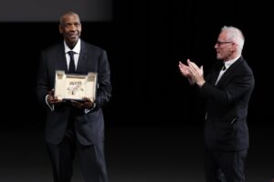 El actor estadounidense Denzel Washington (I) reacciona junto al delegado general del Festival de Cine de Cannes, Thierry Fremaux (d), al recibir la Palma de Oro honorífica antes de la proyección de la película 'Highest 2 Lowest'durante el 78º Festival de Cine de Cannes, en Cannes, Francia, el 19 de mayo de 2025. EFE/SAMEER AL-DOUMY / POOL