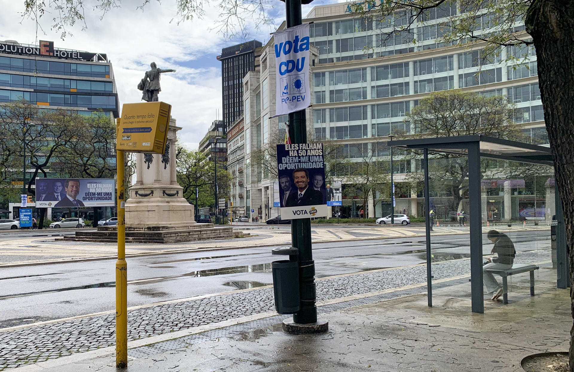 Vista de un cartel electoral en Lisboa. EFE/ Carlota Ciudad