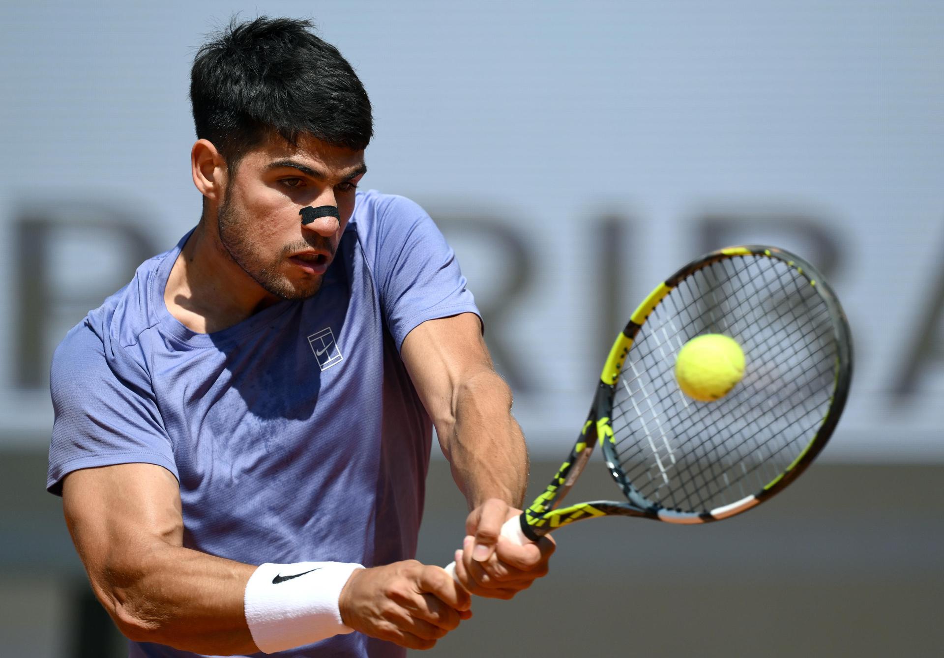 El tenista español Carlos Alcaraz durante el partido ante el ruso Karen Khachanov, correspondiente a octavos de final del ATP Masters 1.000 de Roma EFE/ETTORE FERRARI