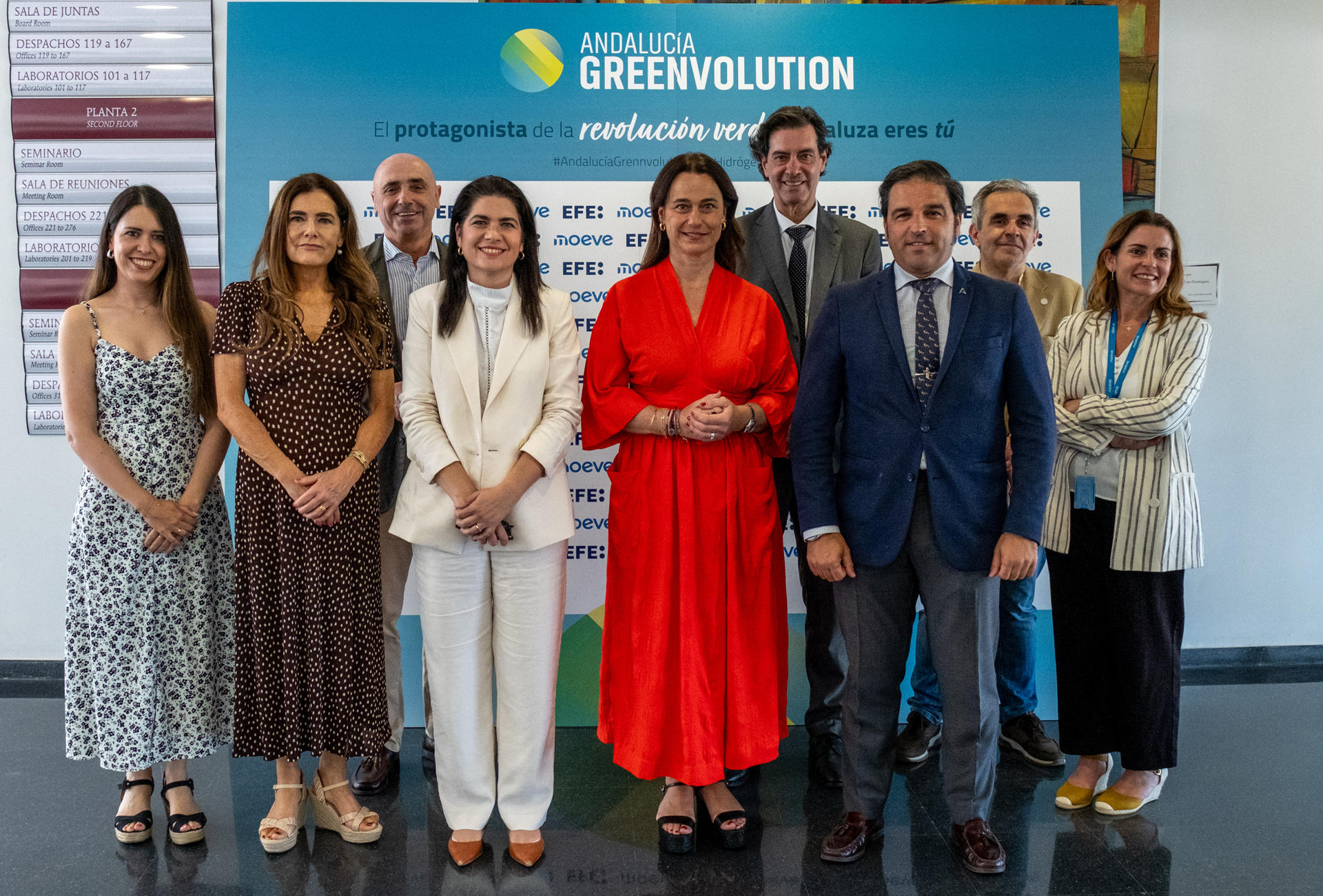 Fotografía de familia de los participantes en la charla-coloquio de EFE-Moeve celebrada hoy martes en la Escuela Técnica Superior de Ingeniería de la Universidad de Huelva (UHU). (i-d) Mar Gómez , Doctora en Ciencias Físicas , meteoróloga, colaboradora de Radio y TV,  (2i) Joaquina Castillo, vicerrectora de Extensión Universitaria y de Relaciones Institucionales de la UHU, (3i) Jesús Velasco, responsable de Relaciones Institucionales y de la Fundación MOEVE,  (4i) Lucía Nuñez, delegada territorial de Industria, Energía y Minas, (c) Adela de Morea, teniente Alcalde Servicios Sociales, Empleo, Desarrollo Económico, F. Europeos Vivienda y Familia del Ayuntamiento de Huelva, (4d), Manolo Rus, delegado Agencia EFe en Andalucía,  (3d) Pedro Yórquez, Delegado Terriotorial de Sostenibillidad, Medio Ambiente y Economía Azul de la Junta de Andalucía en Huelva, (2d), José García, Vicerrector de la UHU, (d) María Olavarría, Jefa de Producción del  Parque Energetico "La Rábida" de Palos de la Frontera en Moeve. EFE/ Julián Pérez