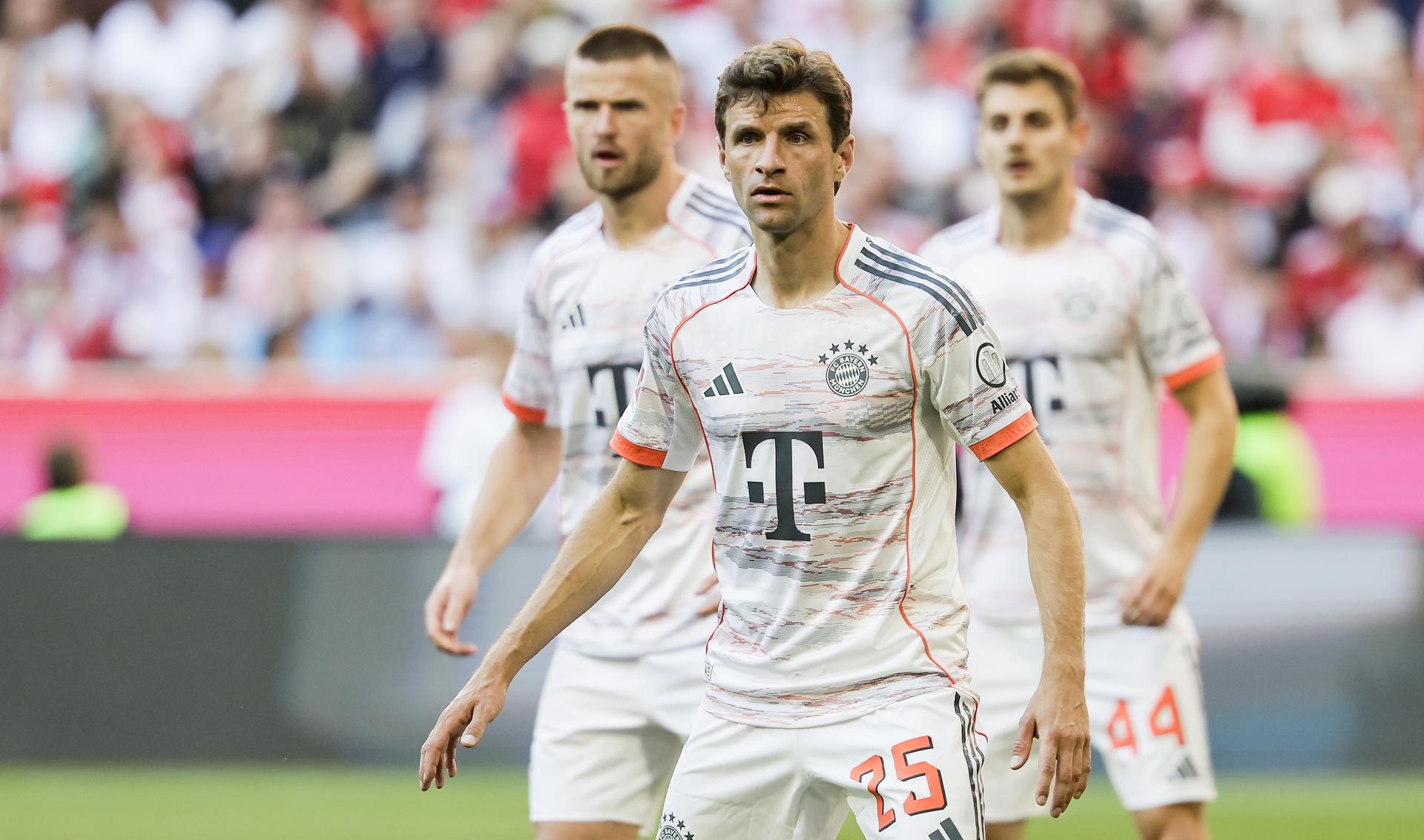 El jugador del Bayern Thomas Müller (2-I) tras su último partido con el Bayer EFE/EPA/RONALD WITTEK