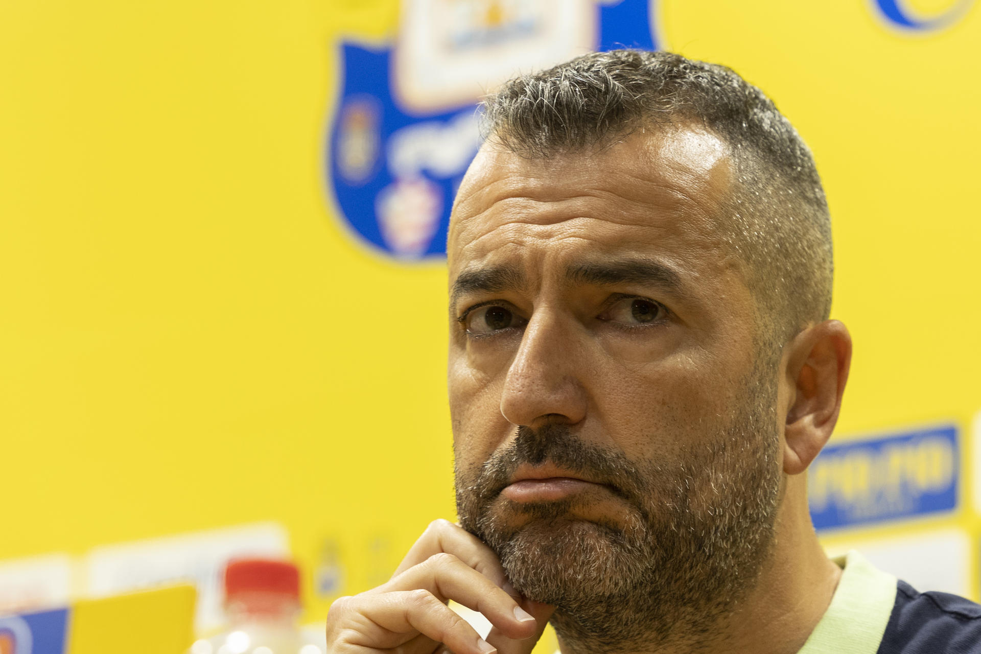 El entrenador de la Unión Deportiva Las Palmas, Diego Martínez, ha analizado en rueda de prensa el partido que su equipo disputa este martes contra el Sevilla en la jornada 36 de LaLiga EA Sports. EFE/Quique Curbelo