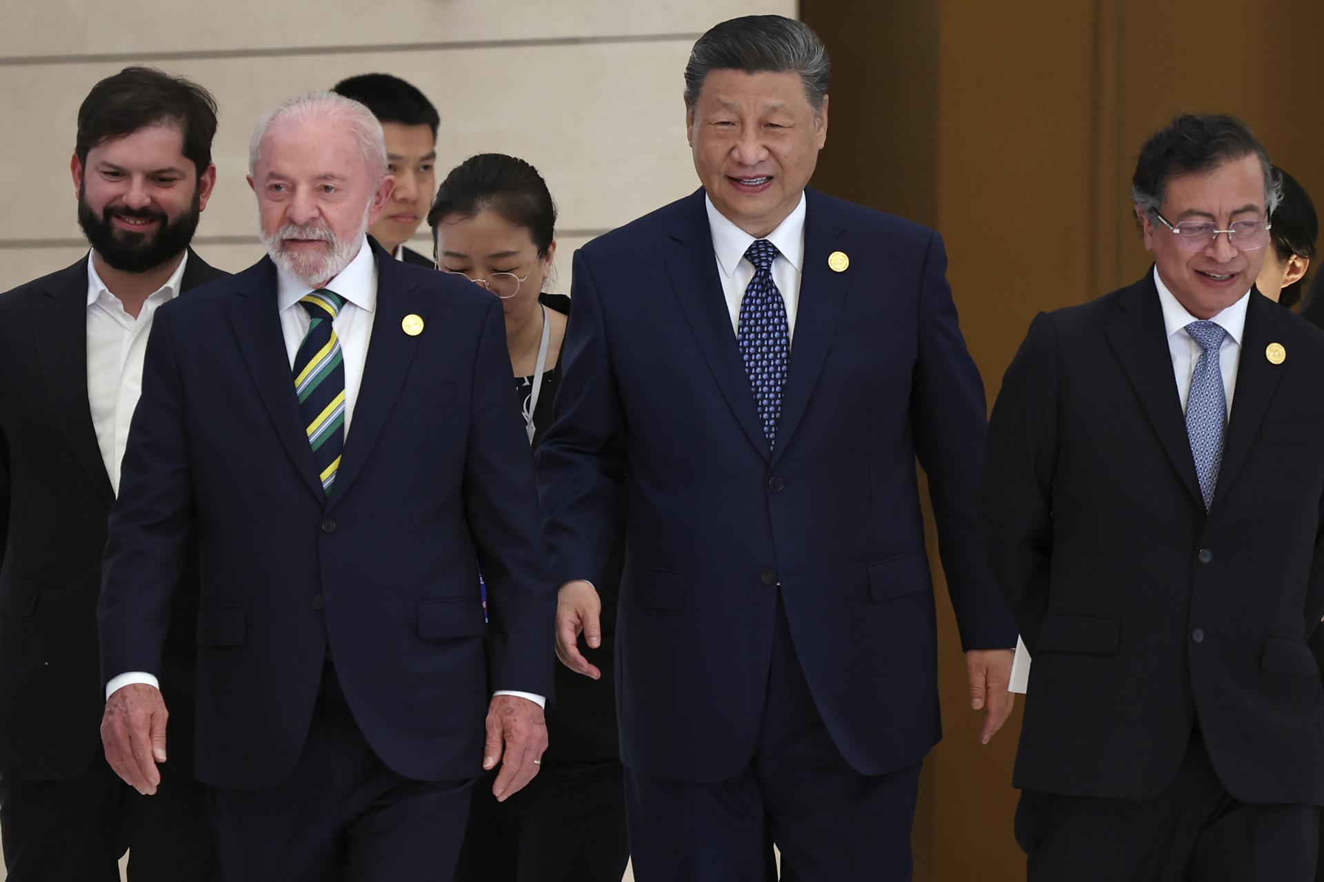 El presidente chino, Xi Jinping (centro), el presidente brasileño, Luiz Inácio Lula da Silva (segundo a la izquierda), el presidente chileno, Gabriel Boric (izquierda), el presidente colombiano, Gustavo Petro (derecha), y otros representantes de la  Comunidad de Estados Latinoamericanos y Caribeños (Celac)en Pekín, China, el 13 de mayo de 2025. EFE/EPA/FLORENCE LO / POOL