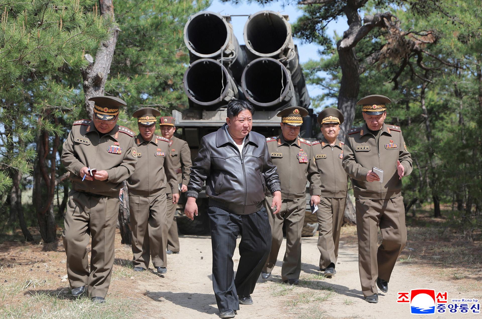 Fotografía publicada este viernes, 9 de mayo, por la Agencia Central de Noticias de Corea del Norte (KCNA) en la que aparece el líder norcoreano, Kim Jong Un, (c) al supervisar un simulacro de ataque conjunto con unidades de artillería y misiles de largo alcance adelantado el jueves en un lugar no revelado de Corea del Norte. EFE/KCNA
