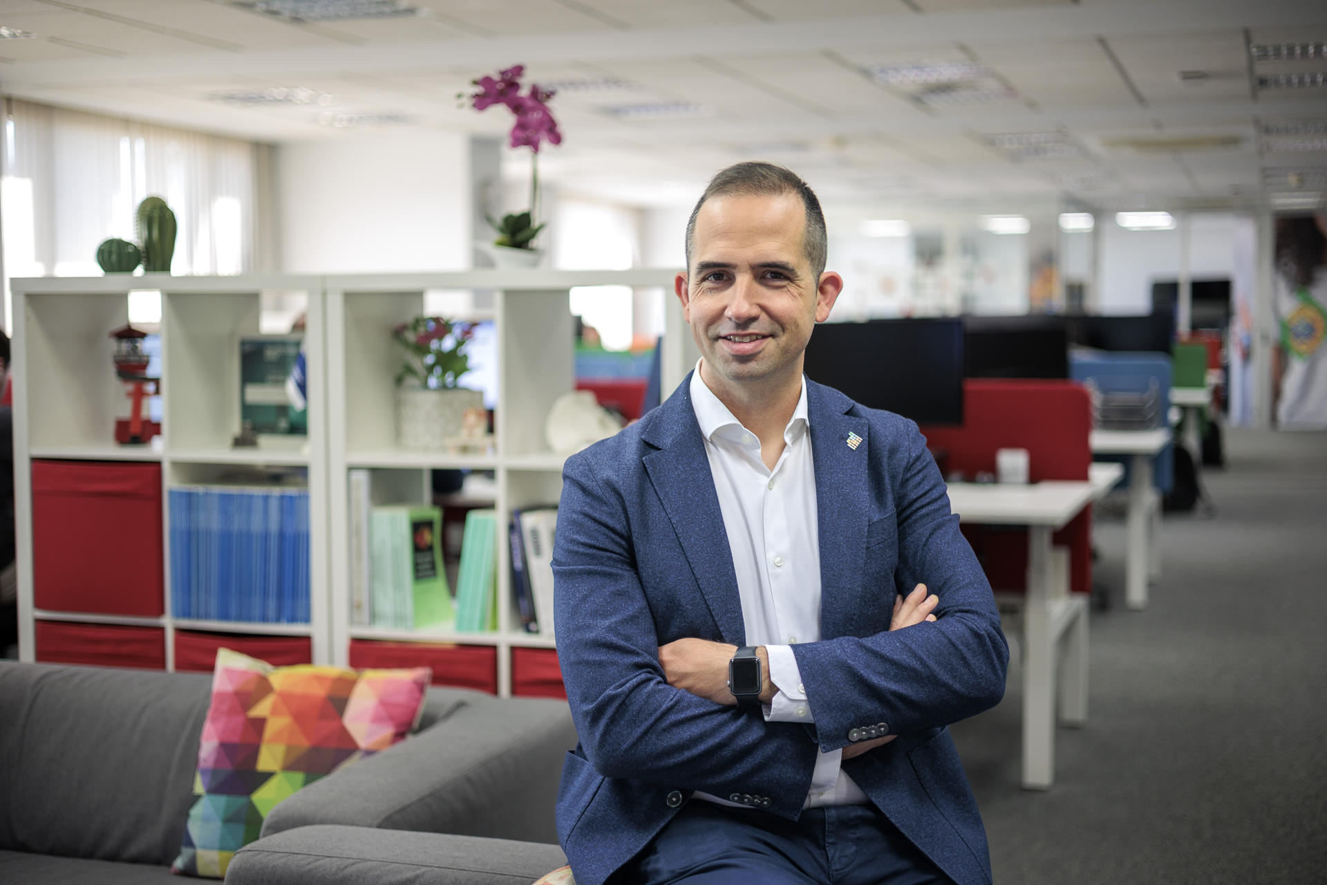 El director ejecutivo y cofundador de Quibim, Ángel Alberich-Bayarri, durante la entrevista con EFE en la que explica en la dirección que avanzan los productos de IA desarrollados por esta empresa emergente valenciana, invertida por el fondo GoHub Ventures, que ya puede analizar anomalías en la próstata, el hígado y el cerebro . EFE/Biel Aliño