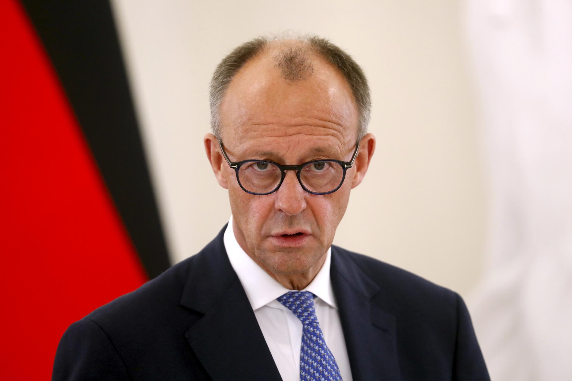 El canciller alemán Friedrich Merz asiste a una conferencia de prensa. EFE/EPA/TOMS KALNINS