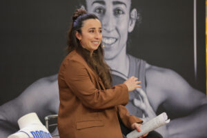 La exinternacional española y leyenda del Club Baloncesto Perfumerías Avenida de Salamanca, Silvia Domínguez, anunció este martes su retirada del baloncesto. En un multitudinario acto en la casa de Avenida, el Pabellón de Würzburg, con casi una de sus tribunas llenas para tal convocatoria, la jugadora catalana comunicó la decisión sobre su futuro profesional a sus 38 años, poniendo fin a una carrera de 23 años. EFE/J.M.GARCIA