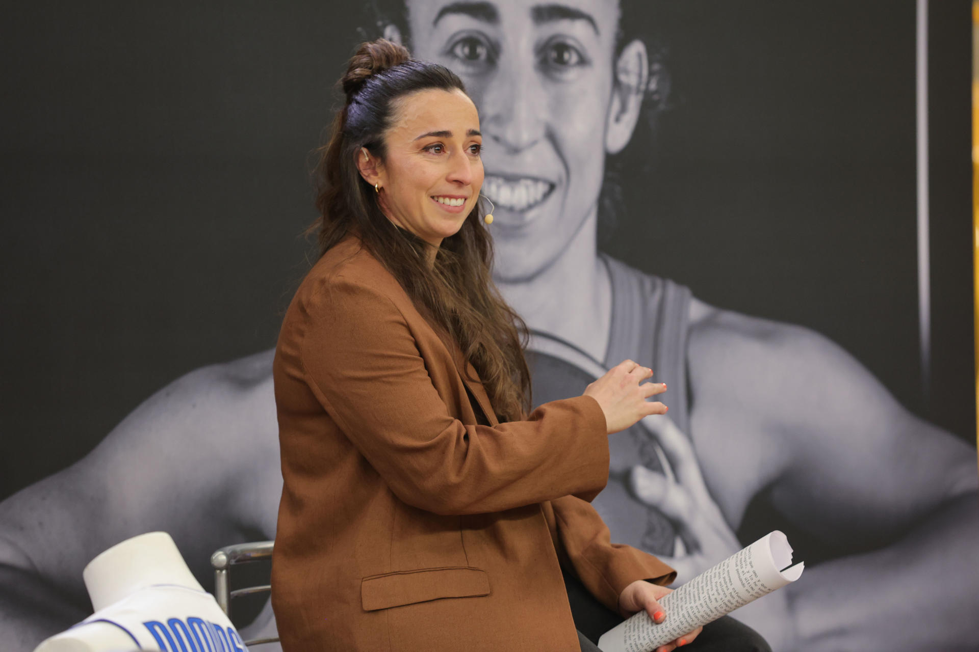 La exinternacional española y leyenda del Club Baloncesto Perfumerías Avenida de Salamanca, Silvia Domínguez, anunció este martes su retirada del baloncesto. En un multitudinario acto en la casa de Avenida, el Pabellón de Würzburg, con casi una de sus tribunas llenas para tal convocatoria, la jugadora catalana comunicó la decisión sobre su futuro profesional a sus 38 años, poniendo fin a una carrera de 23 años. EFE/J.M.GARCIA