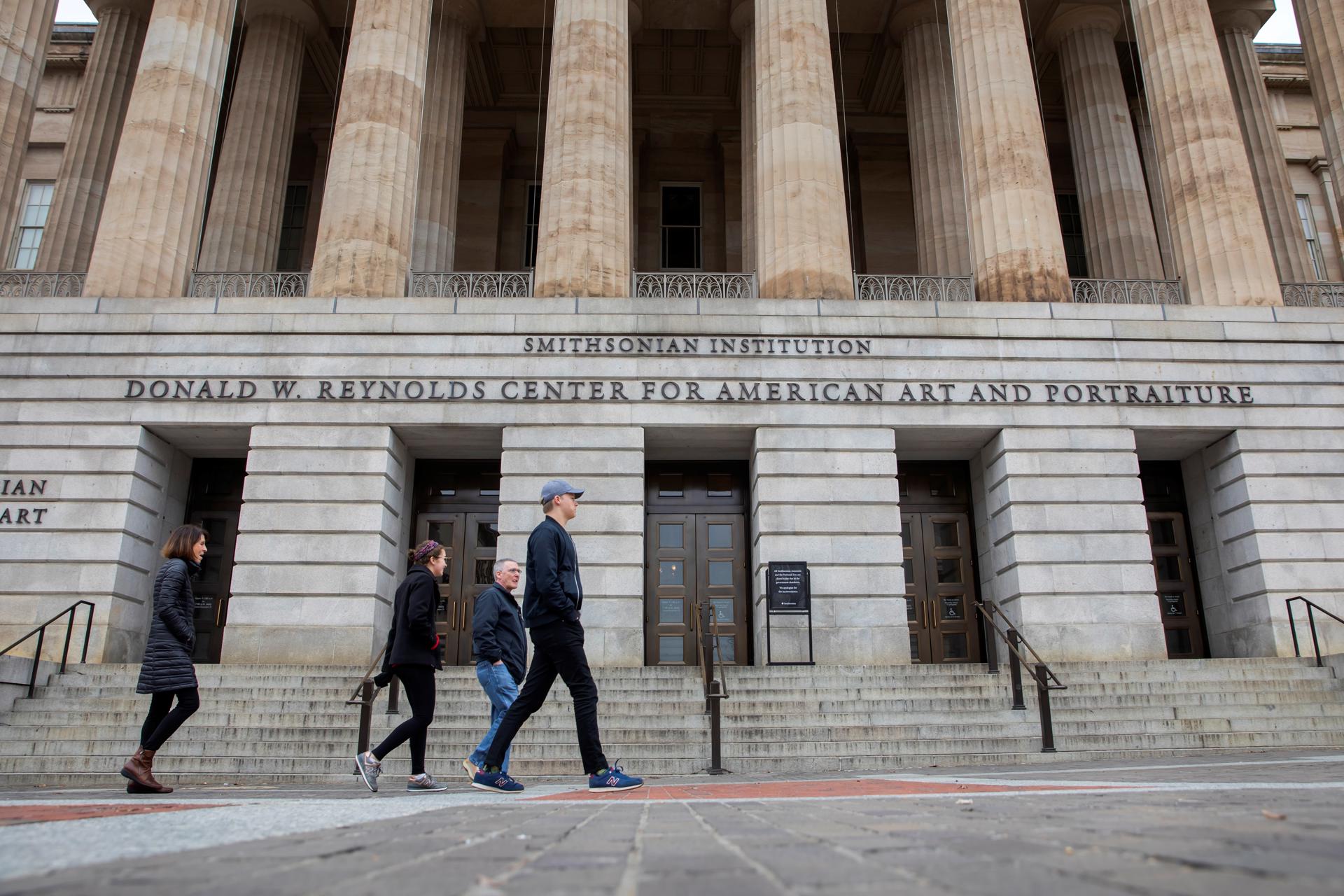Fotografía de archivo de varias personas caminando ante el Smithsonian National Portrait Gallery de Washington, Estados Unidos. EFE/ Erik S. Lesser