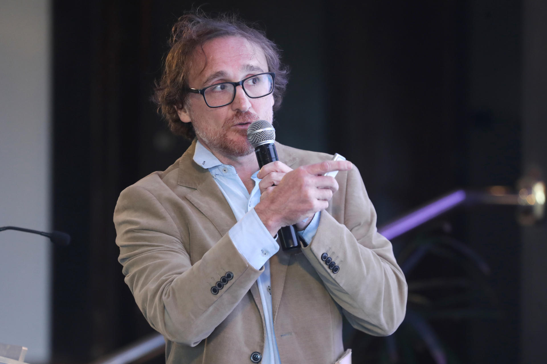 El investigador del Institut Pasteur de Montevideo y cofundador de la empresa emergente Scaffold Biotech Agustín Correa, habla este miércoles durante un desayuno de trabajo organizado por el instituto científico en el Club de Golf de Montevideo (Uruguay). EFE/Alejandro Prieto
