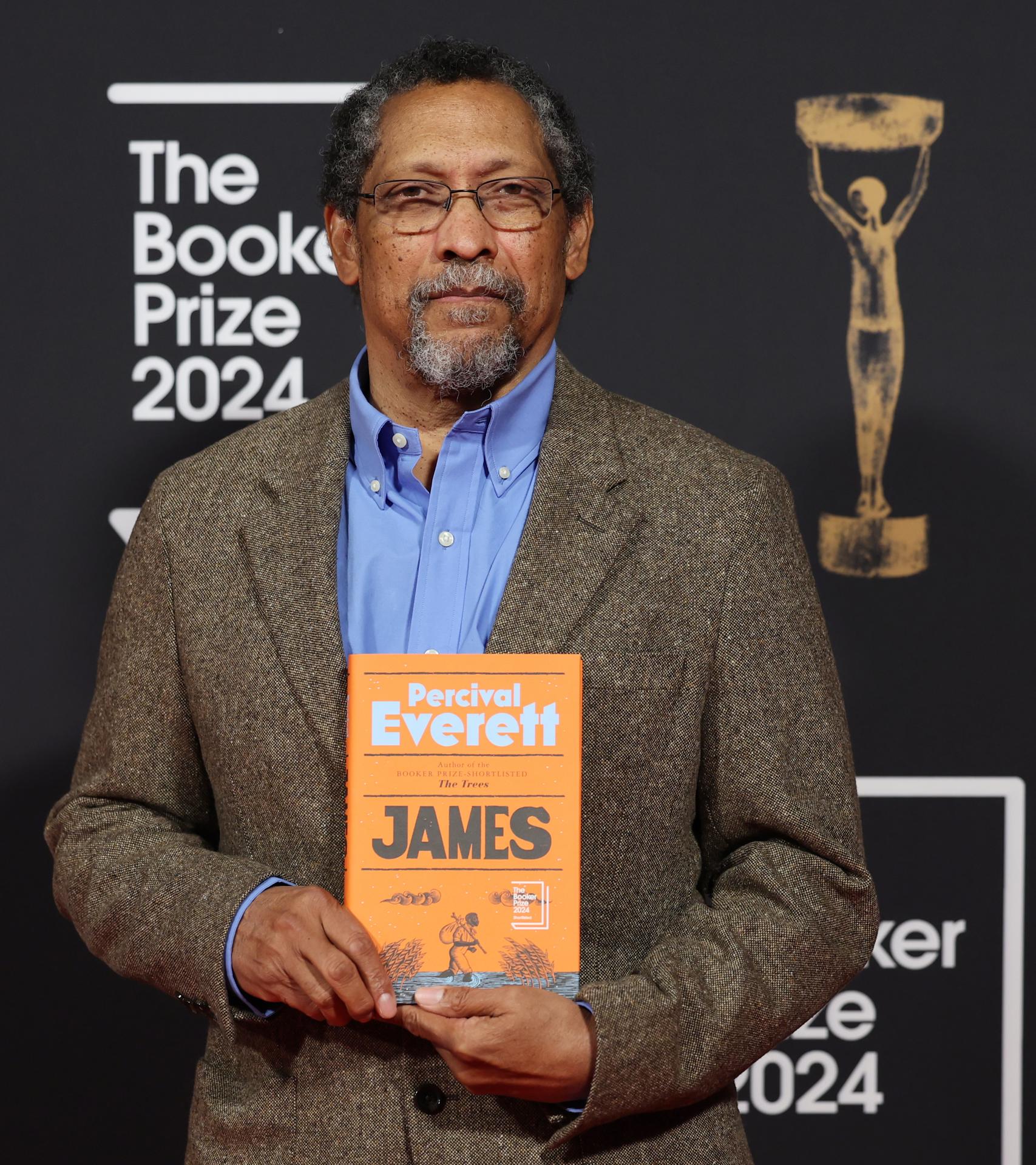 Fotografía de archivo fechada el 12 de noviembre de 2024 del autor estadounidense Percival Everett, sosteniendo una copia de su libro 'James' en la ceremonia del Premio Booker 2024 en Londres, (Reino Unido). EFE/EPA/Andy Rain