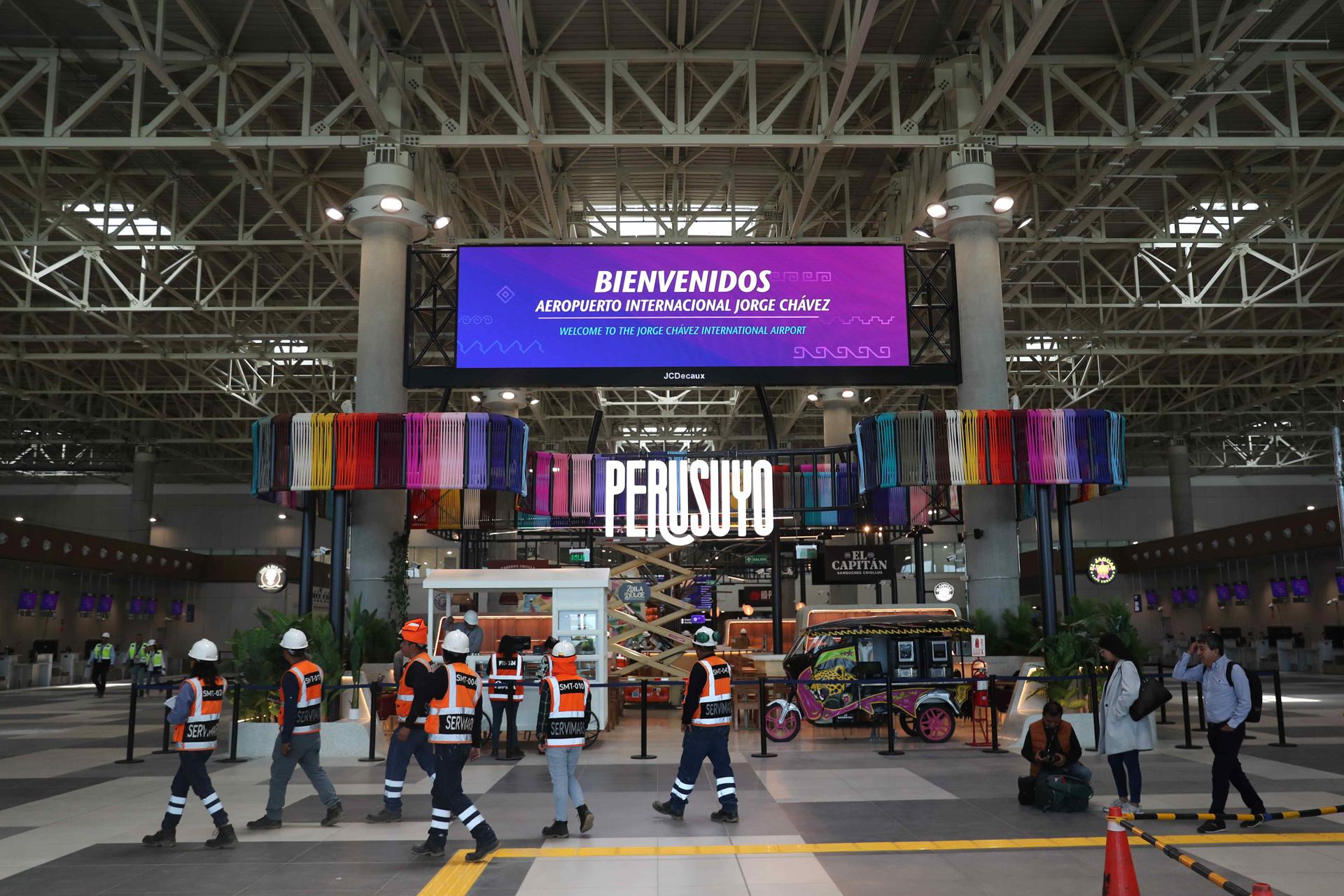 Un grupo de trabajadores fue captado este miércoles, 7 de mayo, al caminar por las instalaciones del nuevo aeropuerto internacional Jorge Chávez, que iniciará operaciones el próximo 1 de junio, en Lima (Perú). EFE/Paolo Aguilar