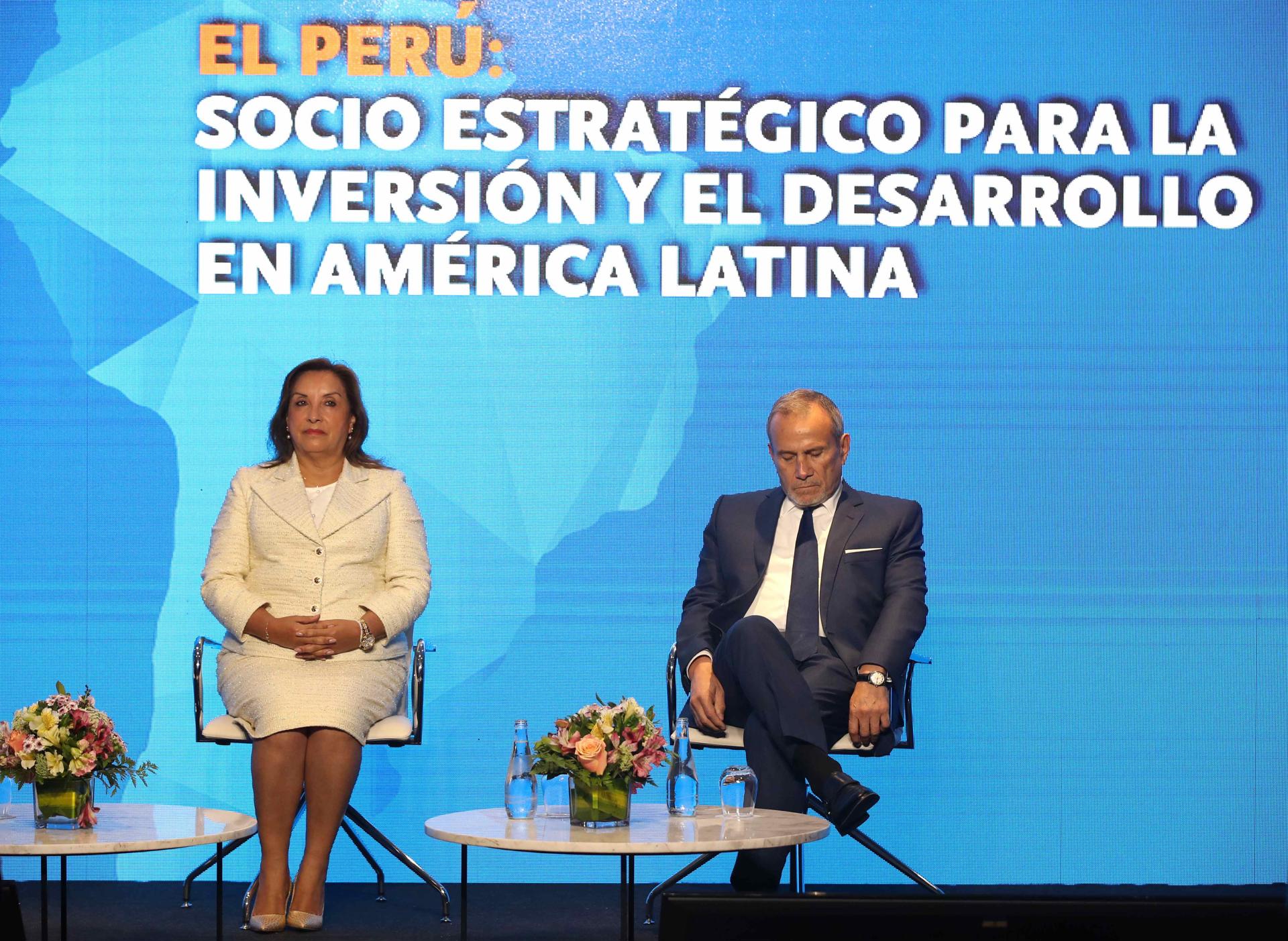 AME1030. LIMA (PERÚ), 26/05/2025.- La presidenta de Perú, Dina Boluarte (i), y el ministro de Relaciones Exteriores, Elmer Schialer, participan en el Consejo de las Américas este lunes, en Lima (Perú). El Consejo de las Américas analiza el potencial de Perú como socio estratégico para la inversión y el desarrollo en América Latina. EFE/Paolo Aguilar
