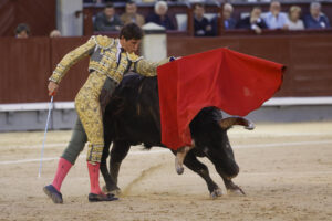 El diestro Daniel Luque da un pase durante la corrida de la Feria de San Isidro celebrada este jueves en la plaza de toros de Las Ventas, en Madrid. EFE/Zipi
