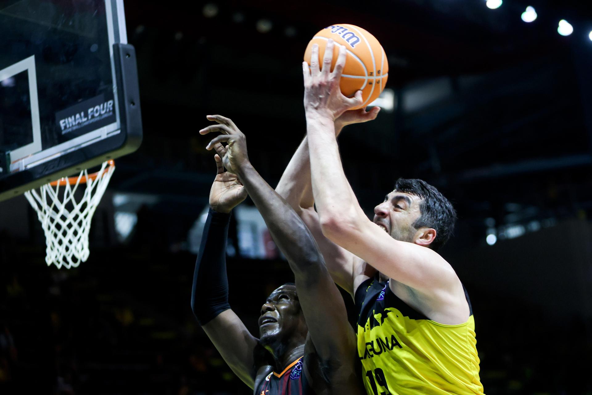 El Galatasaray turco eliminó a La Laguna Tenerife este viernes en semifinales (80-90), con remontada incluida y un doble-doble de 21 puntos y diez rebotes del pívot Ebuka Izundu, por lo que jugará la final de Liga de Campeones FIBA (BCL) este domingo ante el ganador de la eliminatoria entre Unicaja y AEK Atenas en el Sunel Arena de Atenas (Grecia). EFE/EPA/Georgia Panagopoulou