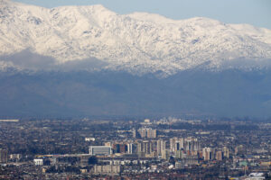 Fotografía panorámica de la ciudad de Santiago de Chile con la cordillera de los Andes al fondo. EFE/Mario Ruiz