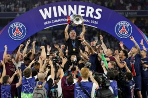 Luis Enrique alza la Copa tras la final de la UEFA Champions League entre Paris Saint-Germain e Internazionale Milano en Múnich, Alemania. EFE/EPA/RONALD WITTEK