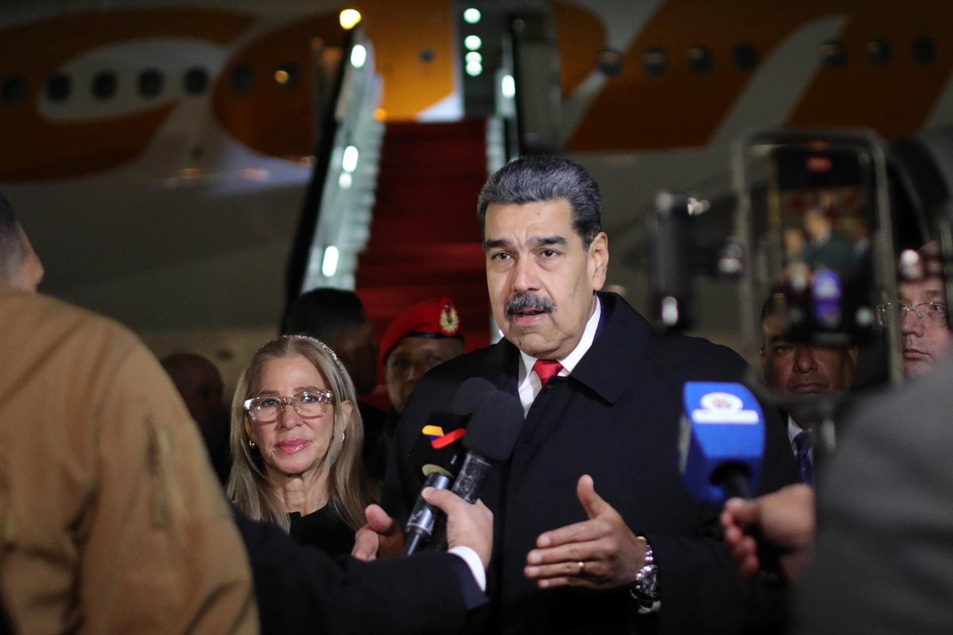 Fotografía cedida del presidente de Venezuela, Nicolás Maduro, y la primera dama, Cilia Flores, hablando con periodistas este 6 de mayo de 2025, en un aeropuerto de Moscú (Rusia). EFE/ Prensa del Palacio de Miraflores