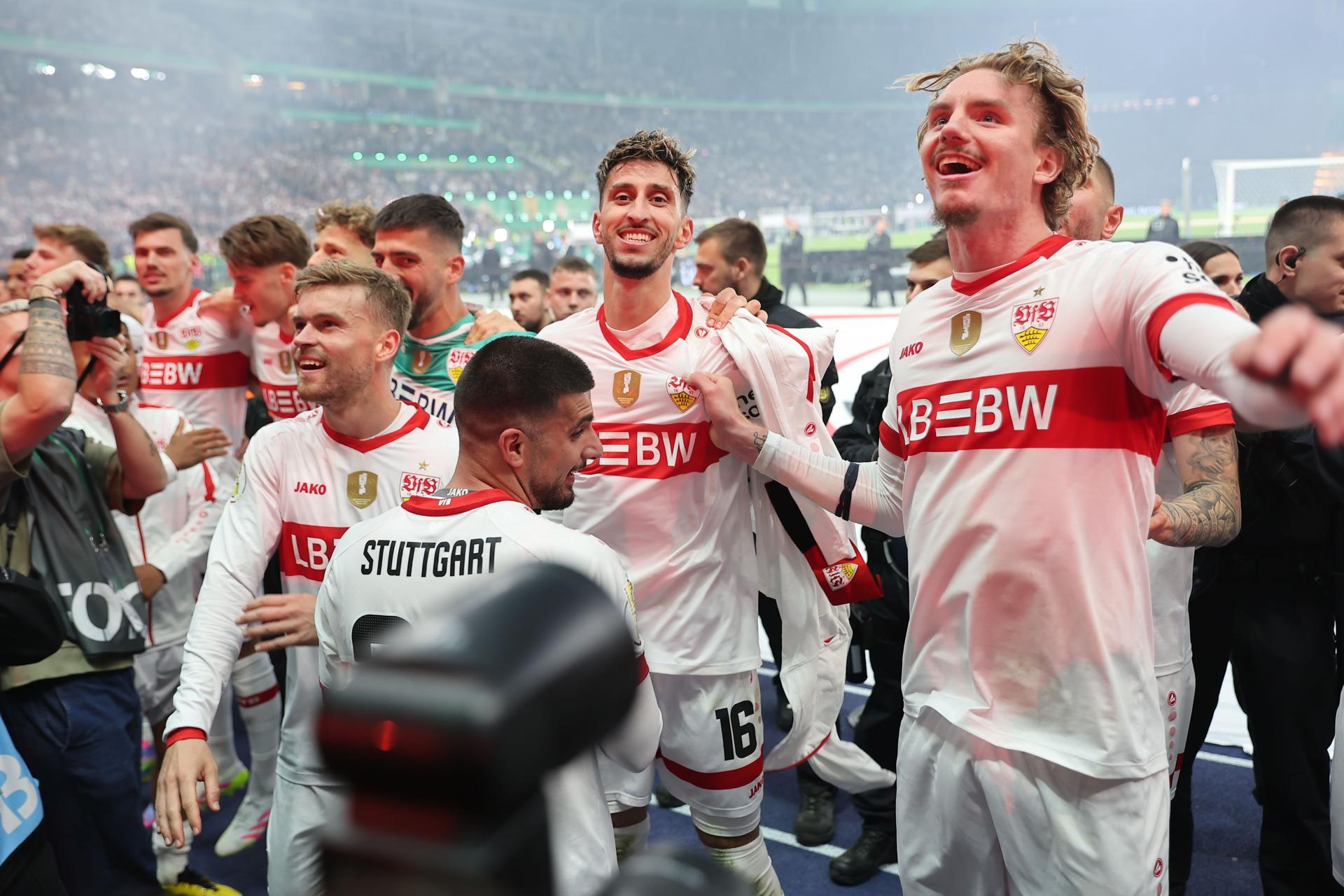 Los jugadores del Stuttgart celebran la Copa en el Olímpico de Berlín, Alemania. EFE/EPA/FILIP SINGER