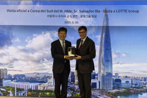 El presidente de la Generalitat de Cataluña, Salvador Illa, se reunió con el CEO de Lotte Energy Materials, Kim Yeon-seop (i), este viernes en Seúl. El conglomerado surcoreano prevé invertir en Cataluña con la instalación de una planta de producción de elecfoil en Mont-roig del Camp (Tarragona), un componente clave para las baterías de vehículos eléctricos. Illa inició este viernes en Seúl su viaje oficial en Corea del Sur con una serie de reuniones centradas en estrechar las relaciones económicas y científicas con el país asiático, especialmente en el ámbito de la biotecnología y la industria de la salud. EFE/ Ruy A. Valdés