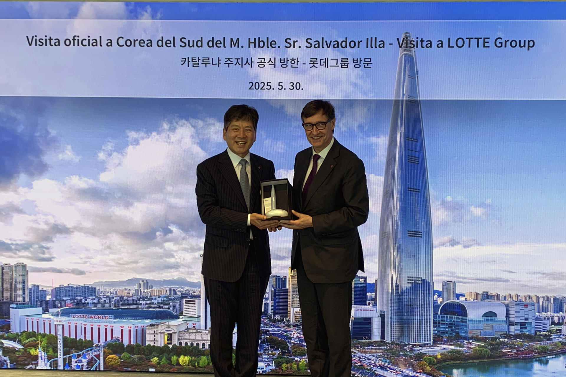 El presidente de la Generalitat de Cataluña, Salvador Illa, se reunió con el CEO de Lotte Energy Materials, Kim Yeon-seop (i), este viernes en Seúl. El conglomerado surcoreano prevé invertir en Cataluña con la instalación de una planta de producción de elecfoil en Mont-roig del Camp (Tarragona), un componente clave para las baterías de vehículos eléctricos. Illa inició este viernes en Seúl su viaje oficial en Corea del Sur con una serie de reuniones centradas en estrechar las relaciones económicas y científicas con el país asiático, especialmente en el ámbito de la biotecnología y la industria de la salud. EFE/ Ruy A. Valdés