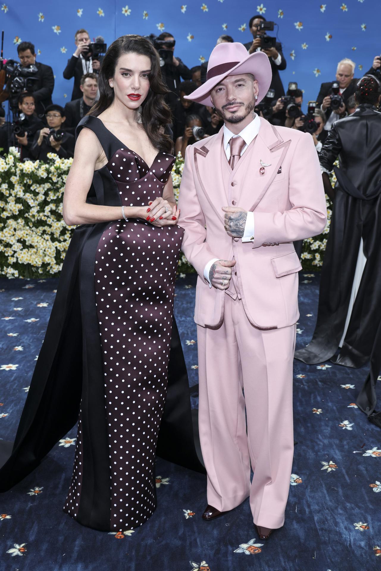 Valentina Ferrer (izq.) y J Balvin (der.) posan en la alfombra roja de la Gala Met 2025, el evento benéfico anual del Instituto del Traje del Museo Metropolitano de Arte, en Nueva York, Nueva York, EE. UU., el 5 de mayo de 2025. EFE/EPA/JUSTIN LANE