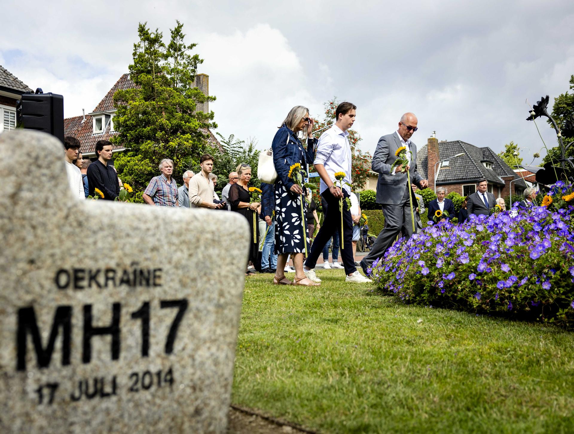 Foto de archivo que muestra a familiares de las víctimas colocando girasoles durante una ceremonia conmemorativa por las víctimas del desastre aéreo del vuelo MH17 de Malaysia Airlines, en el monumento ubicado en el parque Dudok, en Hilversum, Países Bajos. EFE/EPA/SEM VAN DER WAL