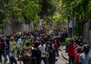 Fotografía del 2 de abril de 2025 que muestra a personas que participan en una manifestación en la que exigen a las autoridades medidas para hacer frente a la creciente ola de violencia en Puerto Príncipe (Haití). EFE/ Mentor David Lorens